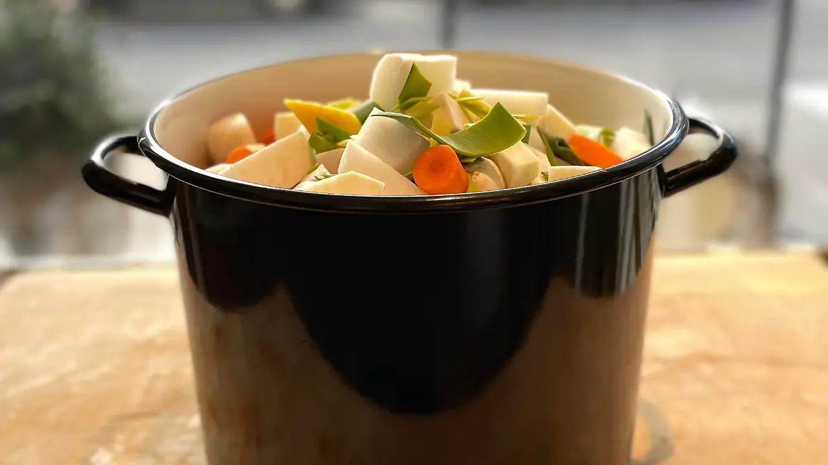 Wer diese Suppe kocht braucht einen großen Topf und ein bisschen Zeit