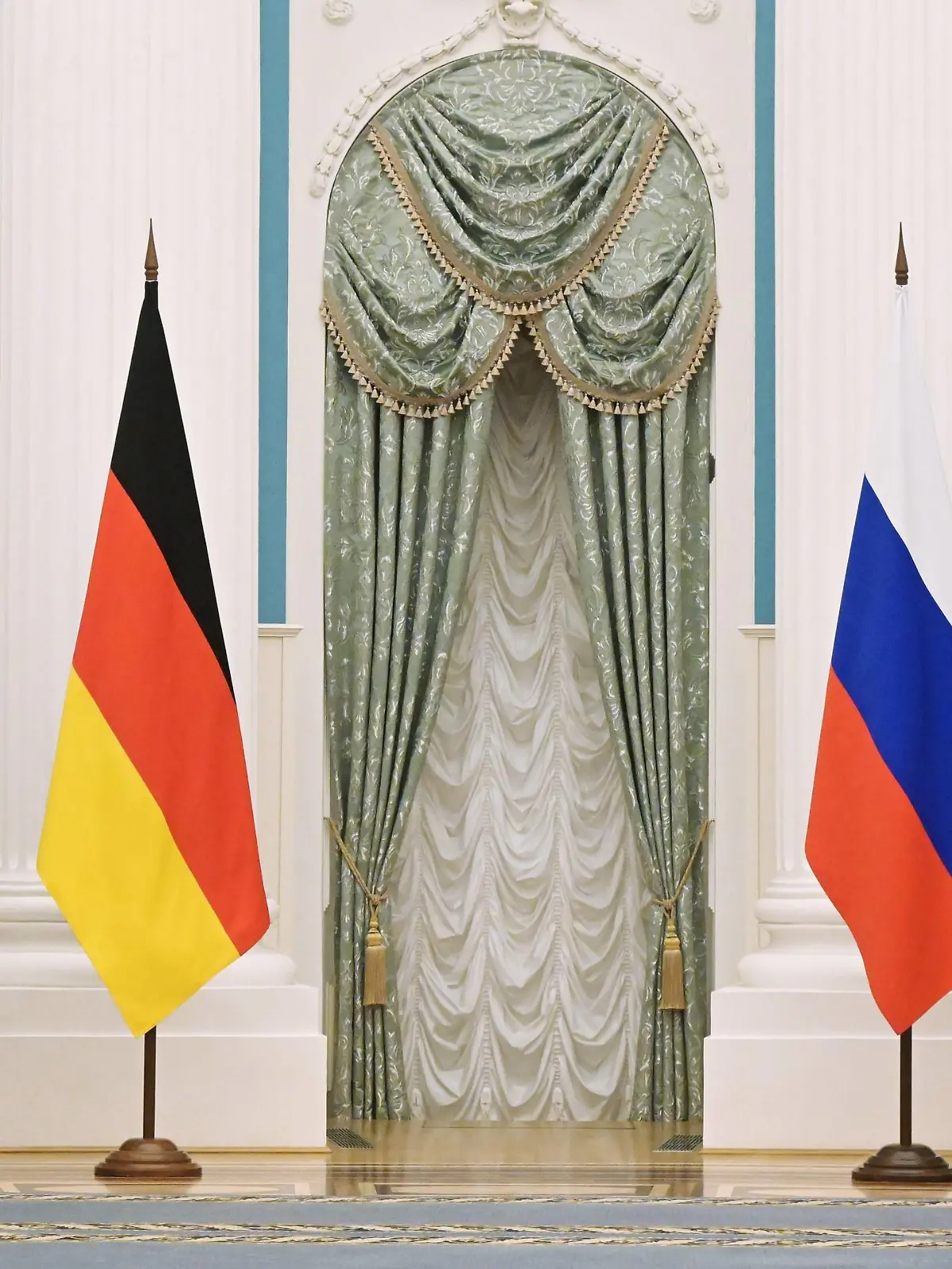  Russia Germany 8115903 15.02.2022 Russian President Vladimir Putin, right, and German Chancellor Olaf Scholz attend a joint press conference following their meeting at Moscow s Kremlin, Russia. Sergey Guneev / Sputnik Moscow Russia PUBLICATIONxINxGERxSUIxAUTxONLY Copyright: xSergeyxGuneevx