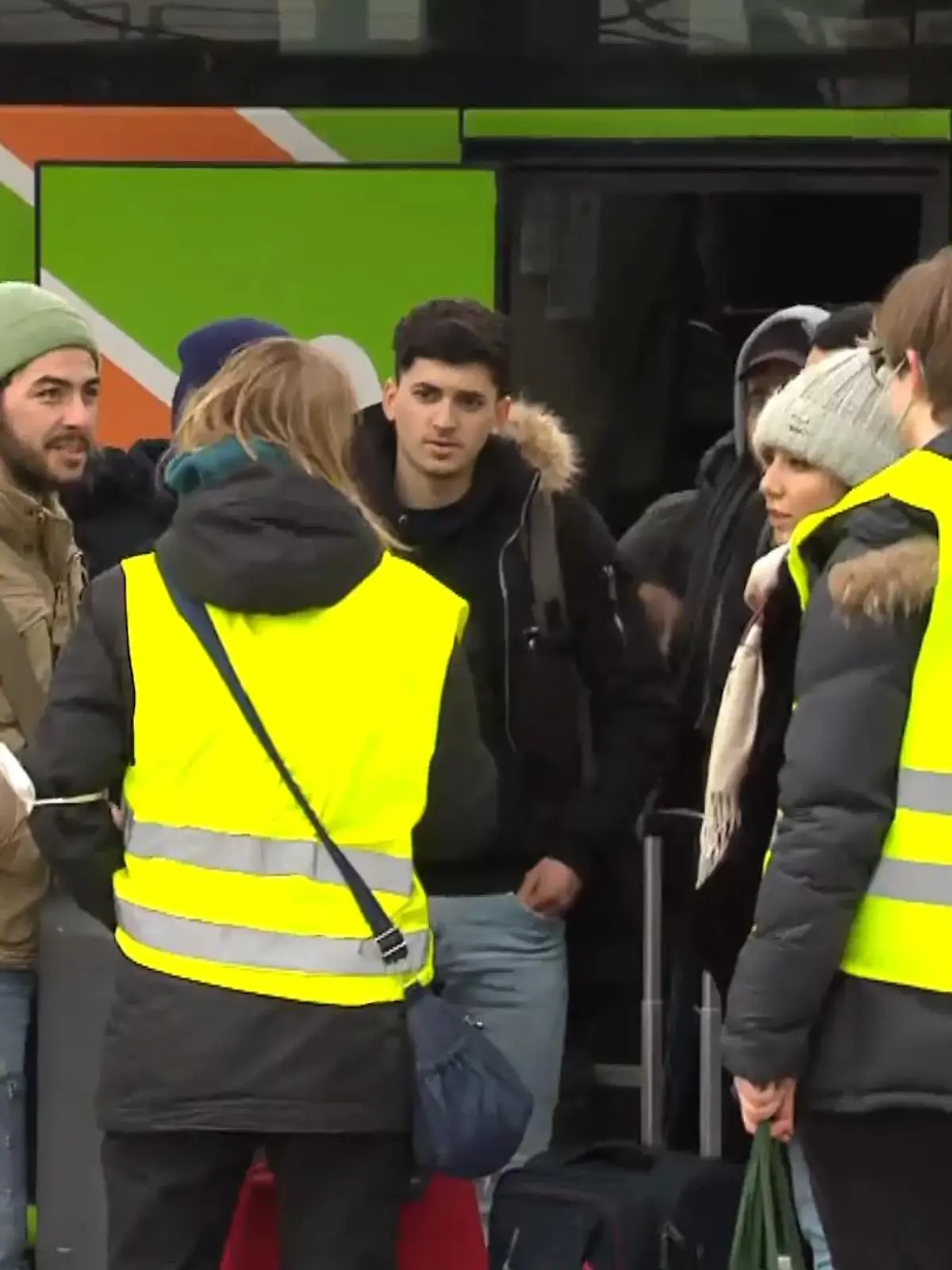 Allein am Donnerstag kamen 6.500 Flüchtlinge mit dem Zug in Berlin an. Doch es kommen auch jeden Tag mehrere Reisebusse mit erschöpften Kindern und Frauen aus der Ukraine an. Ihnen soll jetzt unkompliziert geholfen werden.