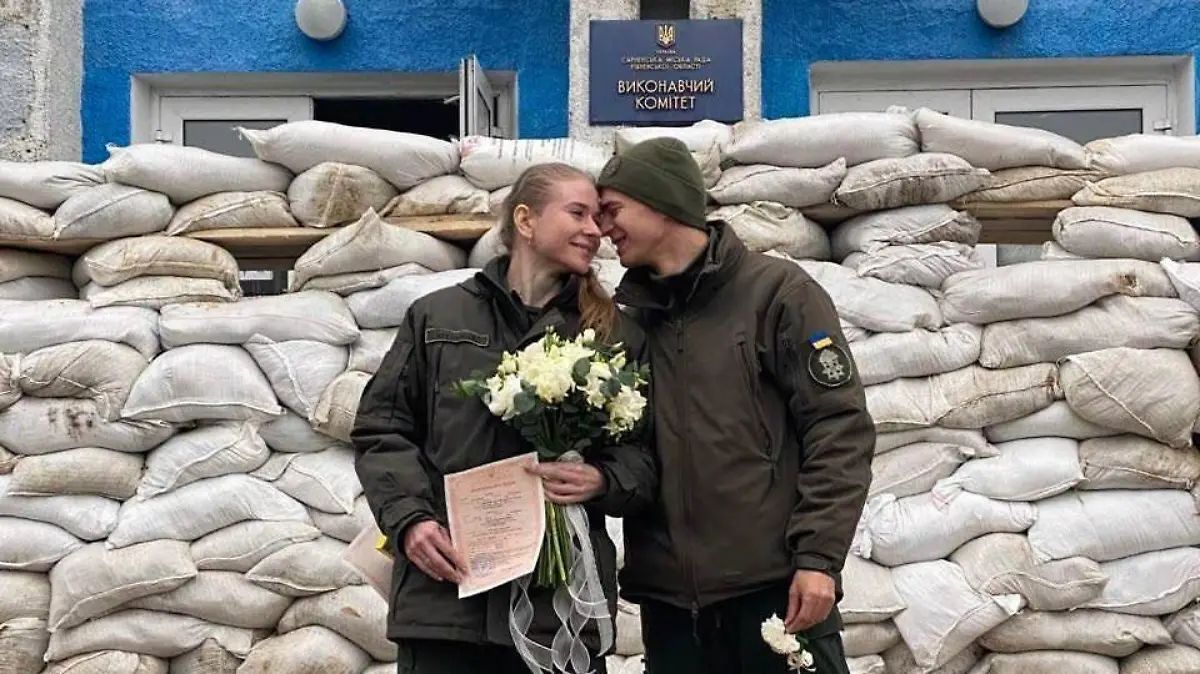 Ukrainische Soldaten heiraten im Kriegsgebiet.
