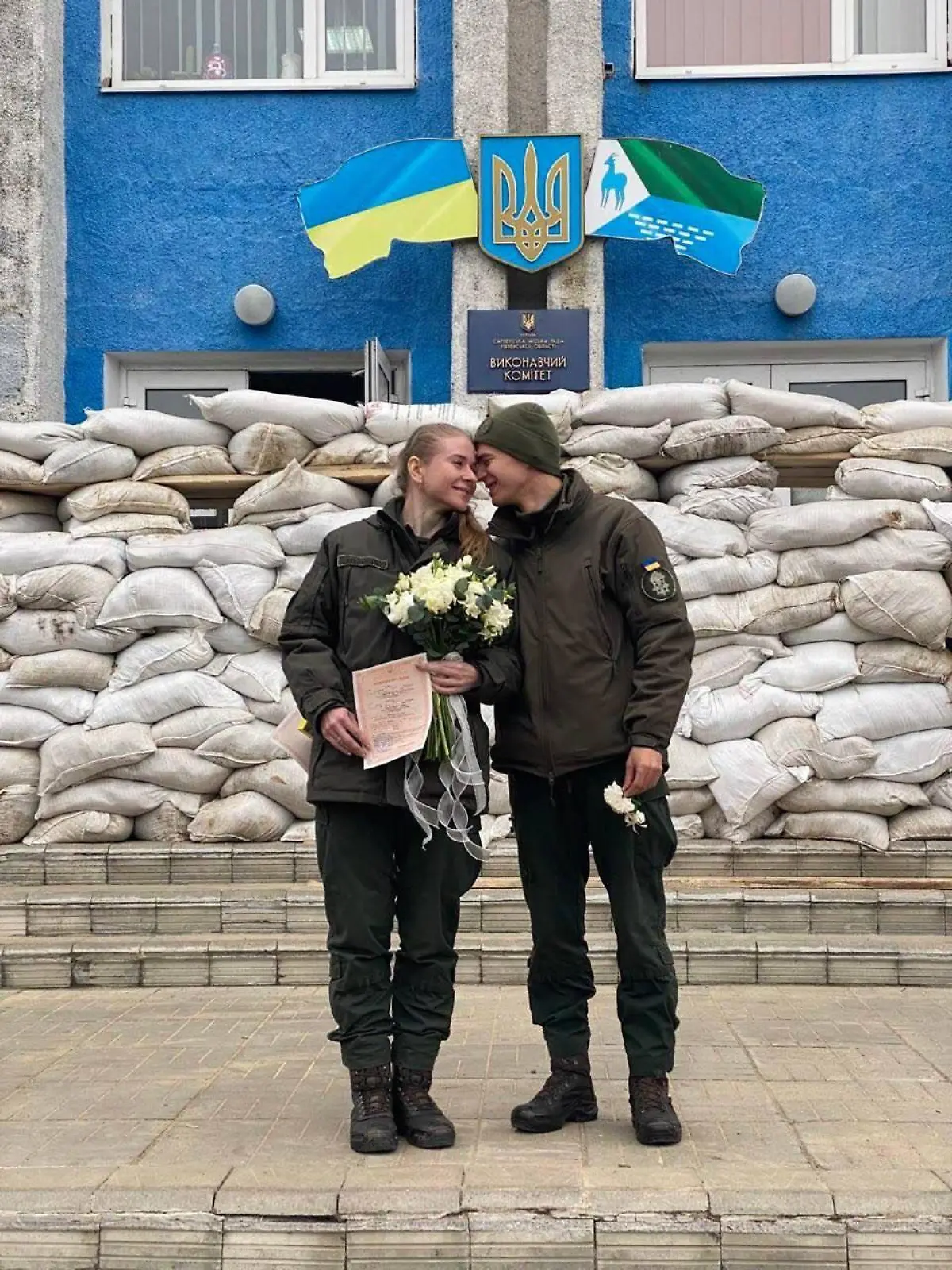 Ukrainische Soldaten heiraten im Kriegsgebiet.