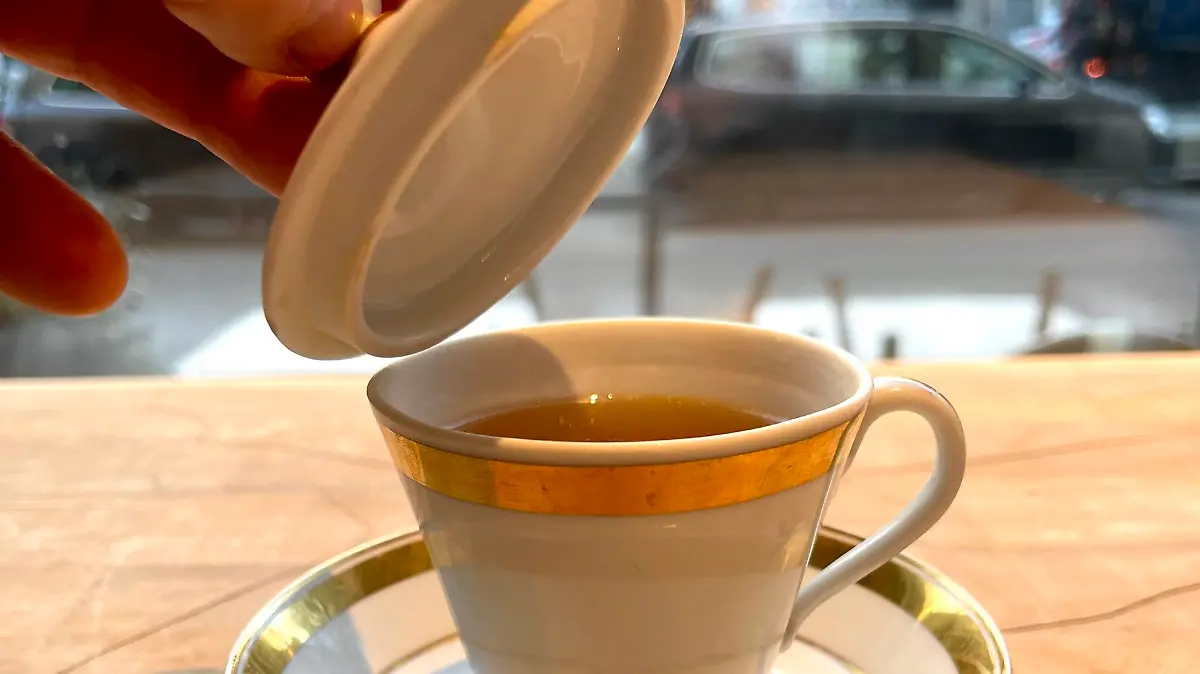 Serviert wird die Fleischsuppe in einer kleinen Tasse