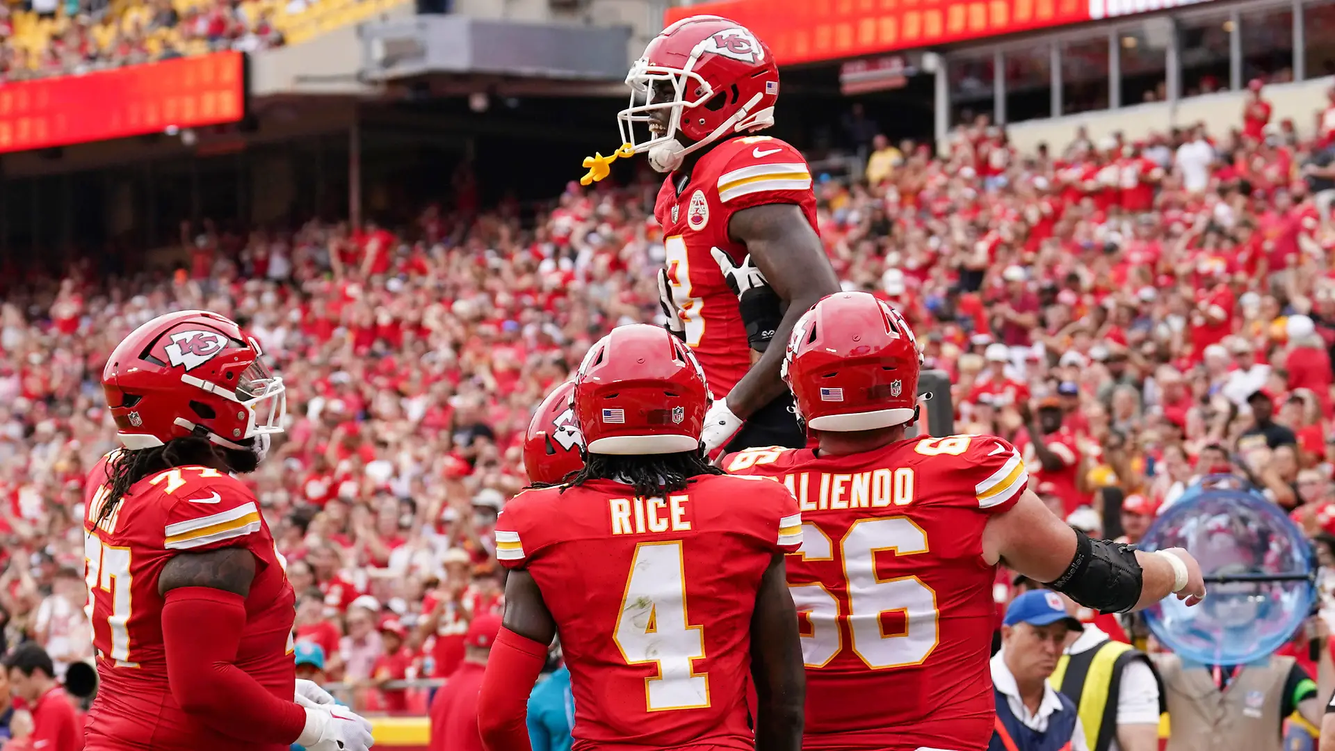 NFL, American Football Herren, USA Preseason-Cleveland Browns at Kansas City Chiefs Aug 26, 2023 Kansas City, Missouri, USA Kansas City Chiefs wide receiver Justyn Ross 8 celebrates with team mates after scoring against the Cleveland Browns during the first half at GEHA Field at Arrowhead Stadium. Kansas City GEHA Field at Arrowhead Stadium Missouri USA, EDITORIAL USE ONLY PUBLICATIONxINxGERxSUIxAUTxONLY Copyright: xDennyxMedleyx 20230826_gma_sm8_0138