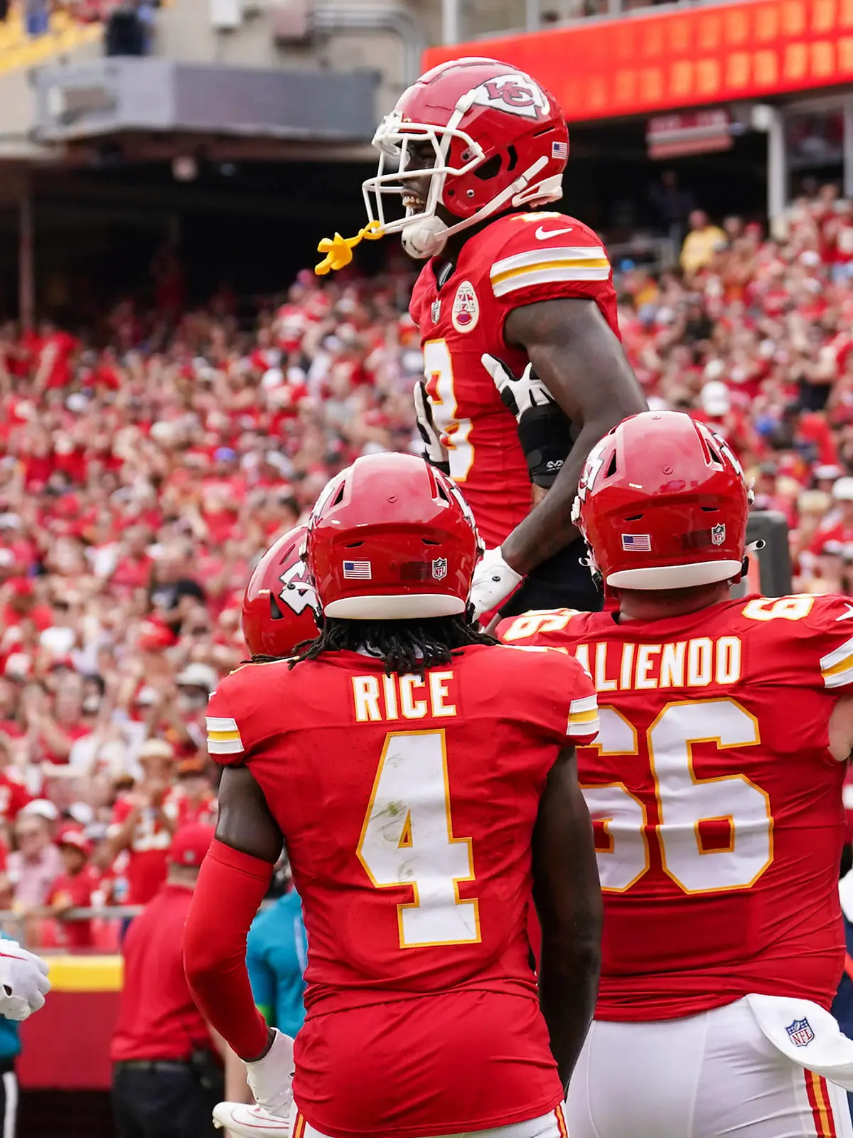 NFL, American Football Herren, USA Preseason-Cleveland Browns at Kansas City Chiefs Aug 26, 2023 Kansas City, Missouri, USA Kansas City Chiefs wide receiver Justyn Ross 8 celebrates with team mates after scoring against the Cleveland Browns during the first half at GEHA Field at Arrowhead Stadium. Kansas City GEHA Field at Arrowhead Stadium Missouri USA, EDITORIAL USE ONLY PUBLICATIONxINxGERxSUIxAUTxONLY Copyright: xDennyxMedleyx 20230826_gma_sm8_0138