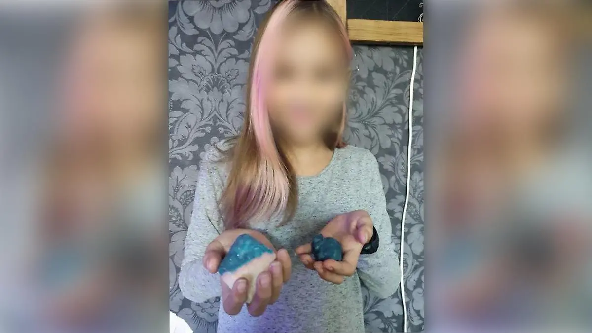 Polina mit Steinen in der Hand