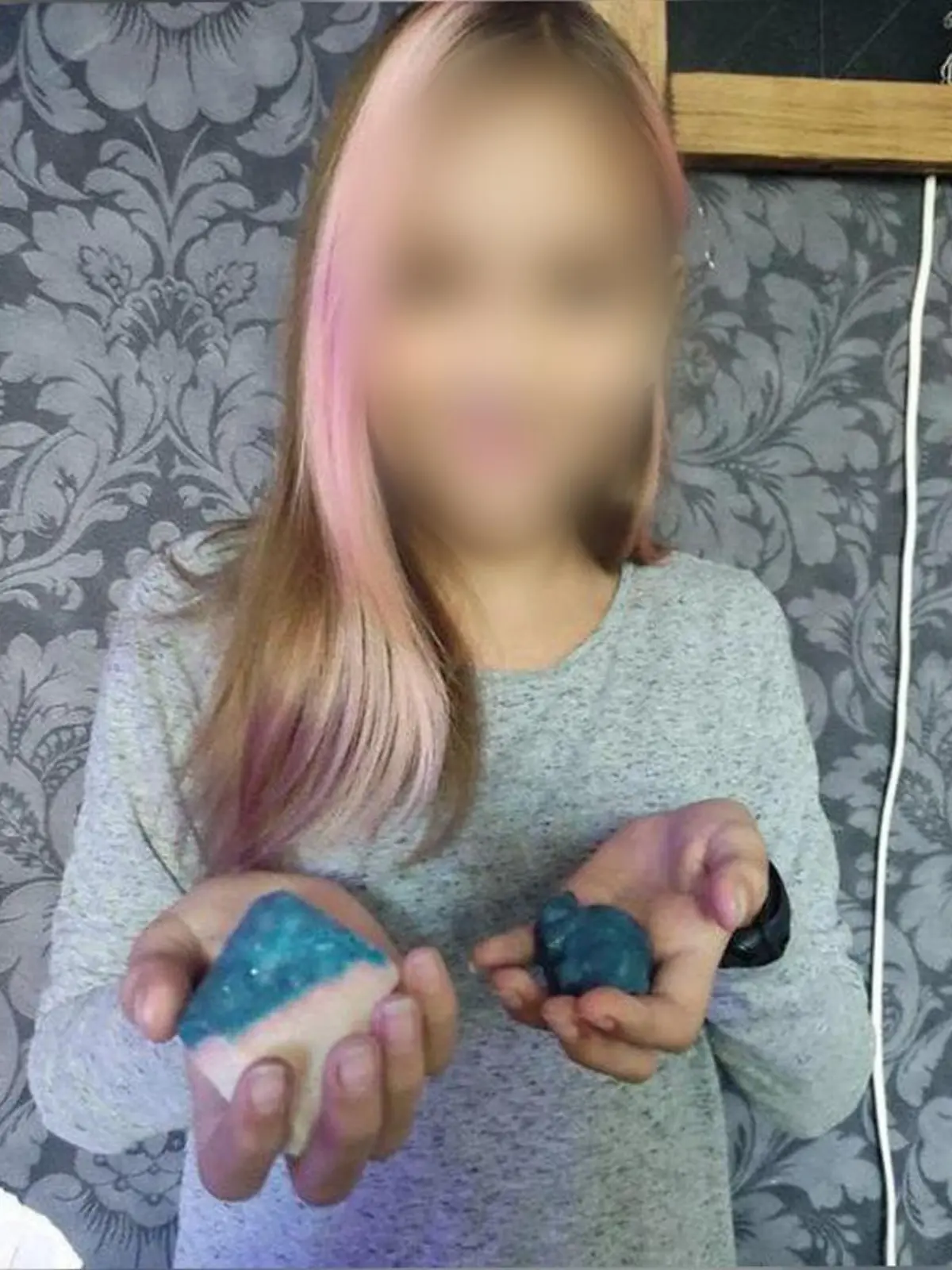 Polina mit Steinen in der Hand