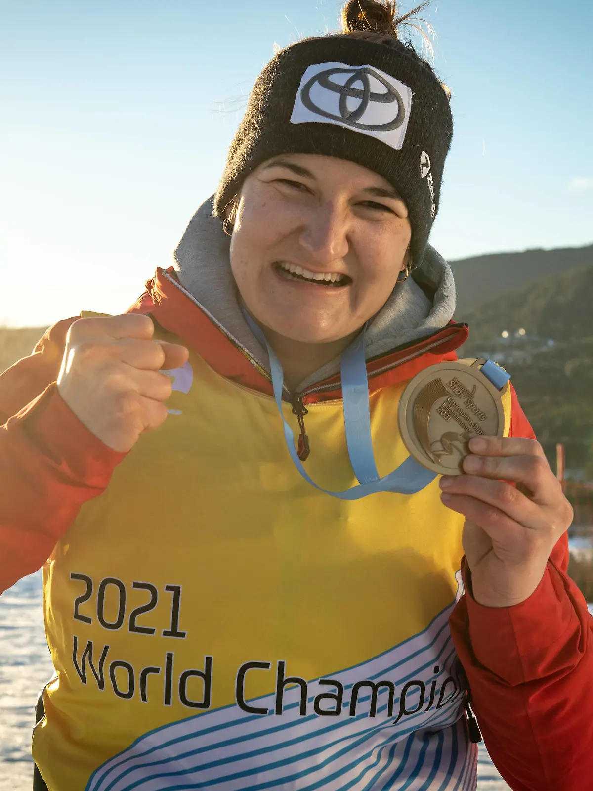  World Para Snow Sports Championships 2022 / Lillehammer Norway - Impressionen Abfahrtsrennen Impressionen Abfahrtsrennen FORSTER, ANNA-LENA LW 12-1, BRSV Radolfzell wird Weltmeisterin in der Abfahrt World Para Snow Sports Championships 2022 / Lillehammer Norway Impressionen Abfahrtsrennen FORSTER, ANNA-LENA LW 12-1, BRSV Radolfzell wird Weltmeisterin in der Abfahrt Allgemeine Informationen Erstmalig werden im Rahmen einer Para Ski WM die Sportarten Para Ski Alpin, Para Ski Nordisch und Para Snowboard gemeinsam ausgerichtet. Der Deutsche Behindertensportverband DBS entsendet Sportler*innen in allen drei Disziplinen des Para Wintersports. Über 750 Athleten werden an der WM in Norwegen teilnehmen, um sich noch einmal vor den im März beginnenden Paralympics 2022 in Peking auszutesten und miteinander zu messen. *** World Para Snow Sports Championships 2022 Lillehammer Norway Impressions downhill race Impressions downhill race FORSTER, ANNA LENA LW 12 1, BRSV Radolfzell becomes World Champion in downhill race World Para Snow Sports Championships 2022 Lillehammer Norway Impressions downhill race FORSTER, ANNA LENA LW 12 1, BRSV Radolfzell becomes World Champion in downhill race General information For the first time, the sports Para Alpine Skiing, The German Disabled Sports Association DBS will send athletes in all three disciplines of Para Winter Sports Over 750 athletes will take part in the World Championships in Norway to test and compete with each other once again before the Paralympics 2022 in Beijing, which will begin in March