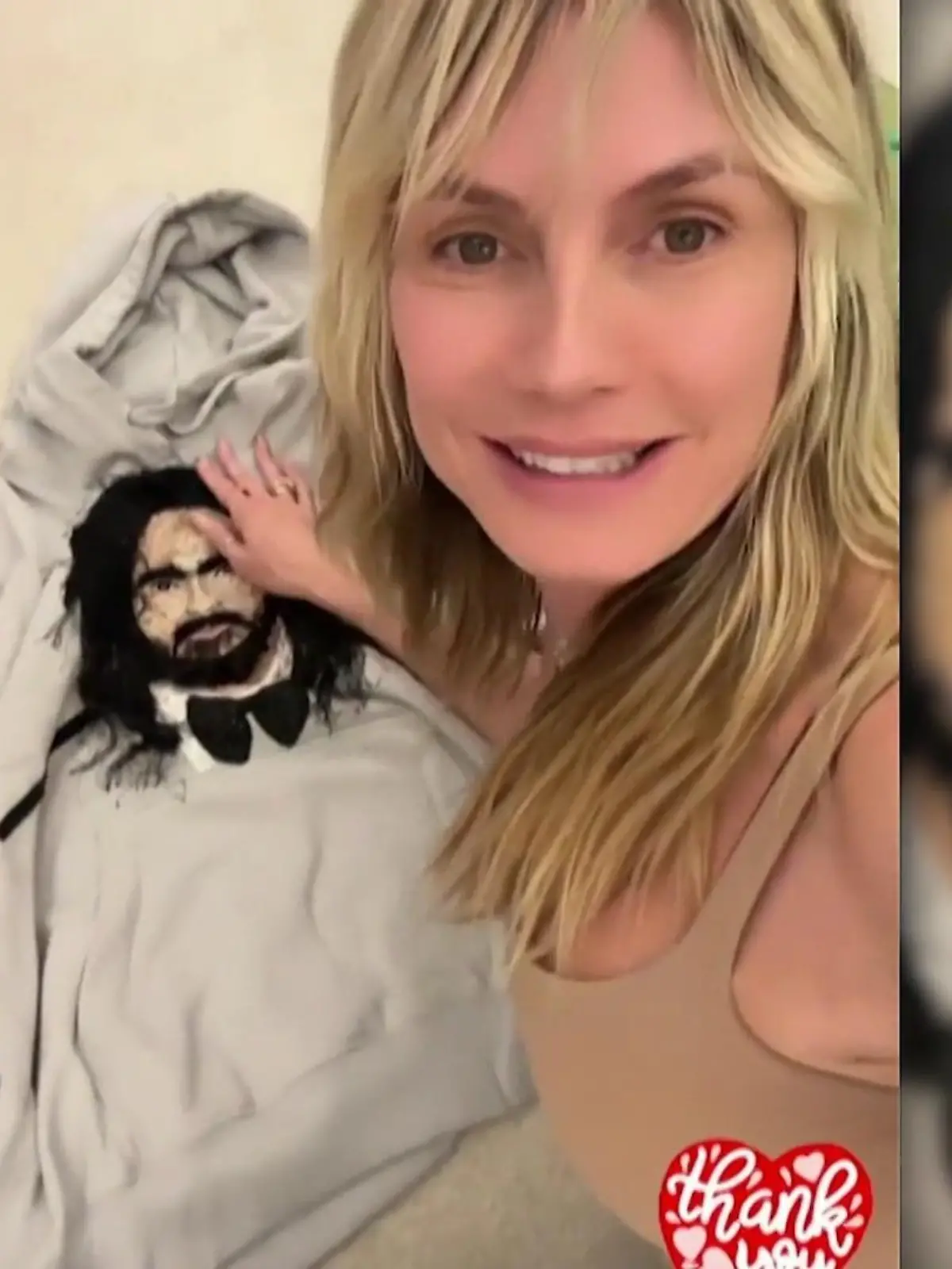 Heidi Klum freut sich über ihren Tom-Pulli