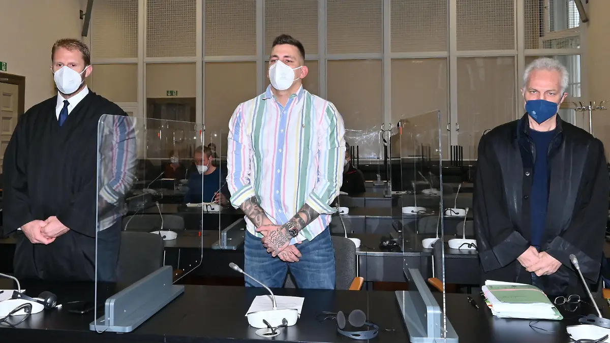  Hamburg der 04.03.2022 - Gzuz, Rapper der 187 Straßenbande und bürgerlich Kristoffer Jonas Klauß, erwartet heute das Urteil im Berufungsprozess in Hamburg. Zuvor war er vom Amtsgericht Hamburg zu einer langen Haftstrafe und hohen Geldbusse verurteilt worden. Gzuz erwartet sein Urteil heute in Hamburg vor dem Landgericht, Hamburg Hamburg Deutschland Hamburg *** Hamburg the 04 03 2022 Gzuz, rapper of the 187 street gang and civil Kristoffer Jonas Klauß, expects today the verdict in the appeal in Hamburg Previously he had been sentenced by the district court of Hamburg to a long prison sentence and heavy fine Gzuz expects his verdict today in Hamburg before the district court, Hamburg Hamburg Germany Hamburg