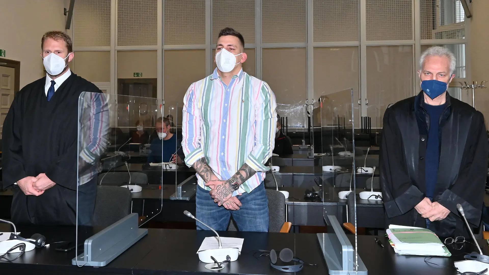 Hamburg der 04.03.2022 - Gzuz, Rapper der 187 Straßenbande und bürgerlich Kristoffer Jonas Klauß, erwartet heute das Urteil im Berufungsprozess in Hamburg. Zuvor war er vom Amtsgericht Hamburg zu einer langen Haftstrafe und hohen Geldbusse verurteilt worden. Gzuz erwartet sein Urteil heute in Hamburg vor dem Landgericht, Hamburg Hamburg Deutschland Hamburg *** Hamburg the 04 03 2022 Gzuz, rapper of the 187 street gang and civil Kristoffer Jonas Klauß, expects today the verdict in the appeal in Hamburg Previously he had been sentenced by the district court of Hamburg to a long prison sentence and heavy fine Gzuz expects his verdict today in Hamburg before the district court, Hamburg Hamburg Germany Hamburg