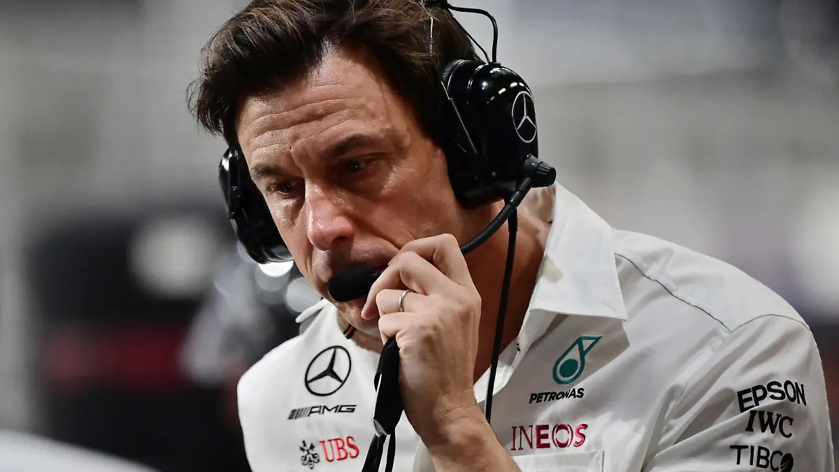 JEDDAH, SAUDI ARABIA - DECEMBER 05: Mercedes GP Executive Director Toto Wolff talks on his team radio in the Pitlane during the F1 Grand Prix of Saudi Arabia at Jeddah Corniche Circuit on December 05, 2021 in Jeddah, Saudi Arabia. (Photo by Andrej Isakovic - Pool/Getty Images)