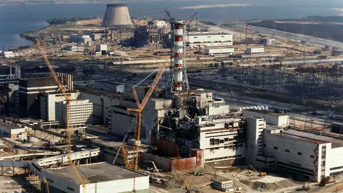 Reparaturarbeiten am explodierten ukrainischen Atomkraftwerk Tschernobyl (Aufnahme vom 1. Oktober 1986). Im Vordergrund der zerstörte Reaktorblock 4, in dem sich am 26. April 1986 eine Explosion ereignete, die zum weltweit schwerstenReaktorunfall führte. Nach Schätzungen wurden rund 600000 Menschen einer starken Strahlenbelastung ausgesetzt, unter den Bergungsmannschaften gab es angeblich 7000 Tote. 125000 Helfer sind nach Informationen der WHO schwer erkrankt. Wegen der Gefährdung durch Radioaktivität mußten 375000 Menschen umgesiedelt werden. 15 Jahre nach der Atomkatastrophe von Tschernobyl soll der Unglücksreaktor eine neue und dauerhafte Stahlhülle erhalten. Dies sieht eine Vereinbarung zwischen der Regierung der Ukraine und der Osteuropabank (EBWE) vor. Eine Sprecherin der Bank sagte am 24.4.2001 in London, Kiew habe zwar das grundsätzliche Einverständnis zu dem Konzept bekundet.  [dpabilderarchiv]