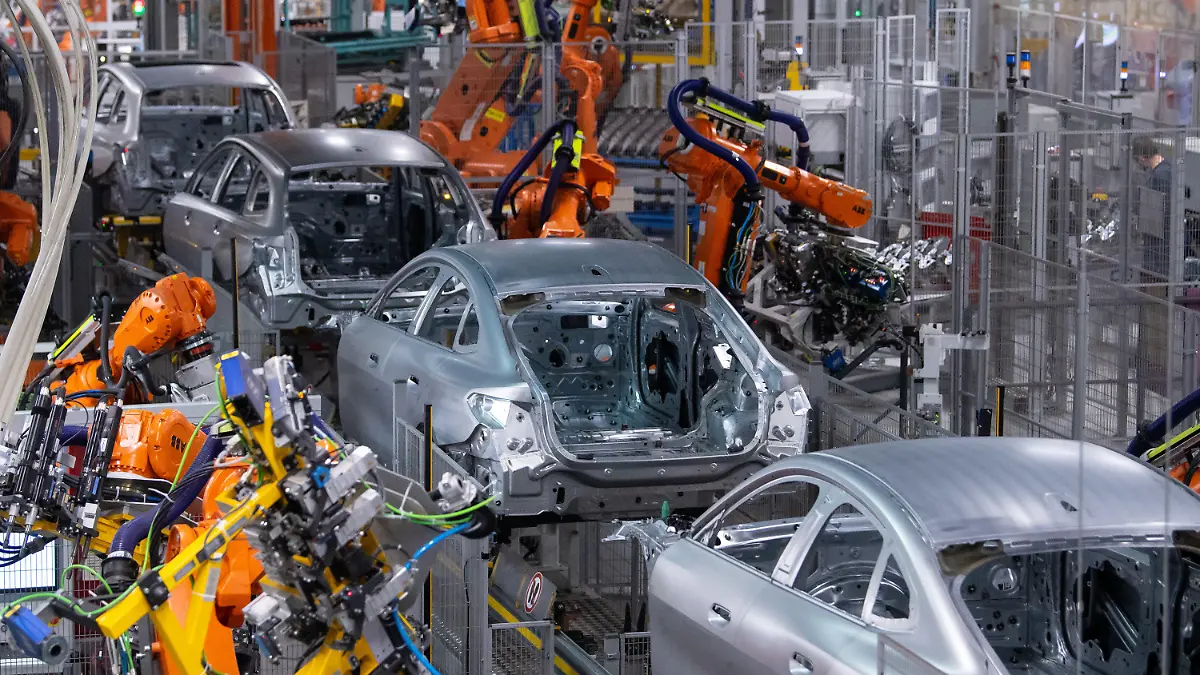 ARCHIV - 22.10.2021, Bayern, München: Roboter arbeiten an der Karosserie von verschiedenen BMW-Modellen im Stammwerk. Die Folgen des Ukraine-Kriegs treffen auch die deutsche Wirtschaft immer härter. (zu dpa «Welche Folgen der Ukraine-Krieg für die deutsche Wirtschaft hat») Foto: Sven Hoppe/dpa +++ dpa-Bildfunk +++