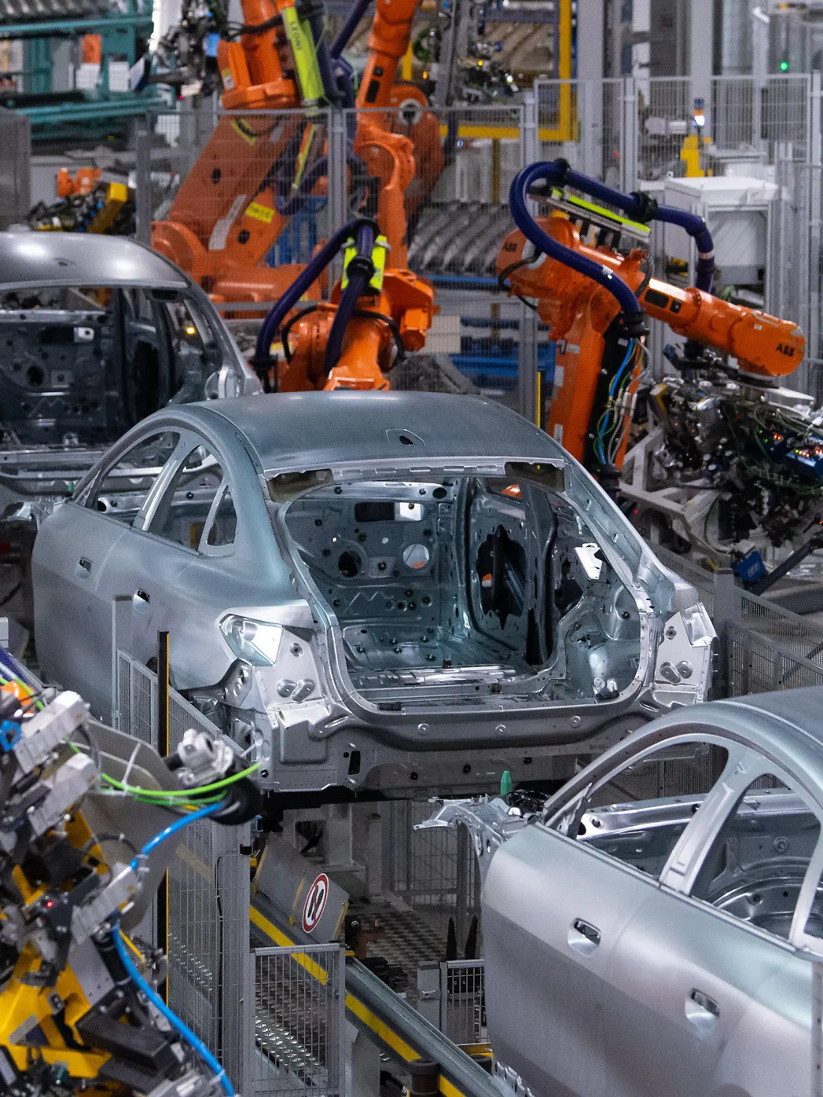 ARCHIV - 22.10.2021, Bayern, München: Roboter arbeiten an der Karosserie von verschiedenen BMW-Modellen im Stammwerk. Die Folgen des Ukraine-Kriegs treffen auch die deutsche Wirtschaft immer härter. (zu dpa «Welche Folgen der Ukraine-Krieg für die deutsche Wirtschaft hat») Foto: Sven Hoppe/dpa +++ dpa-Bildfunk +++