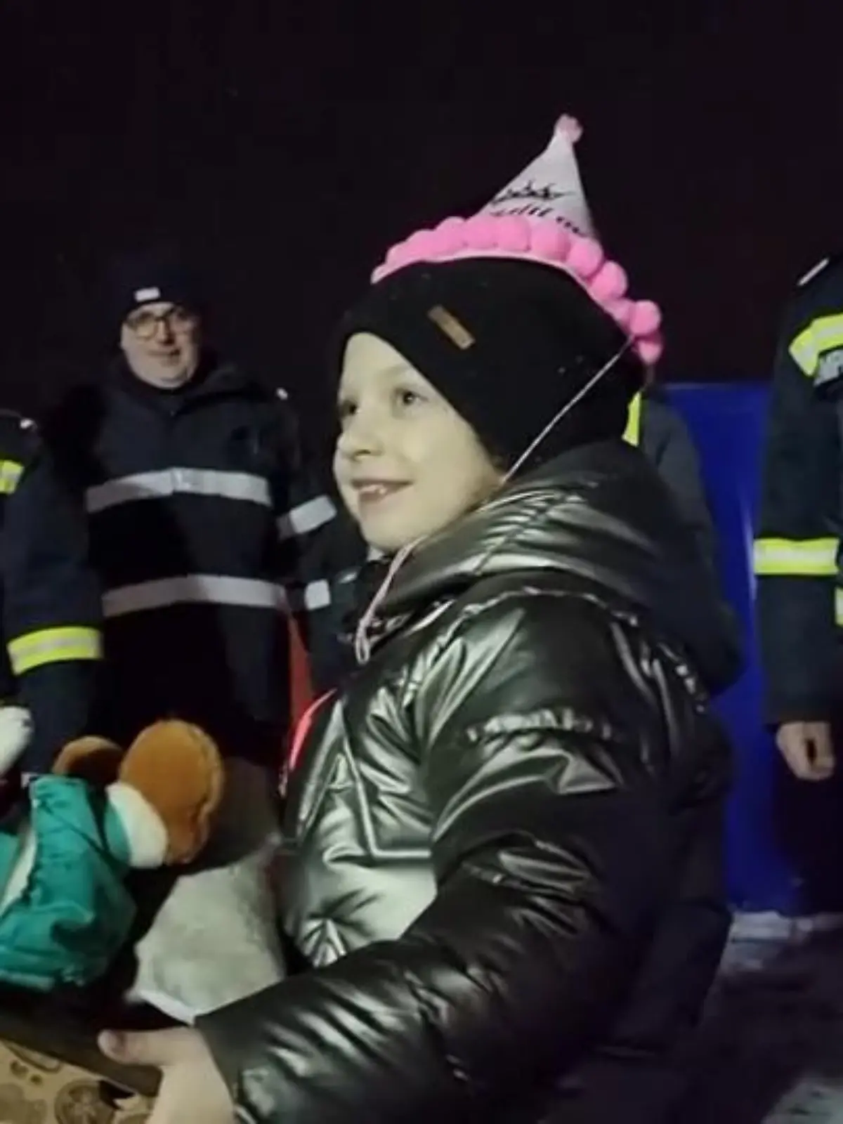 Neben dem Leid und der Zerstörung des Krieges in der Ukraine, gibt es aber auch kleine Momente der Freude. So organisieren rumänische Helfer und Rettungskräfte jetzt eine kleine Geburtstagsfeier für ein siebenjähriges ukrainisches Flüchtlingsmädchen.