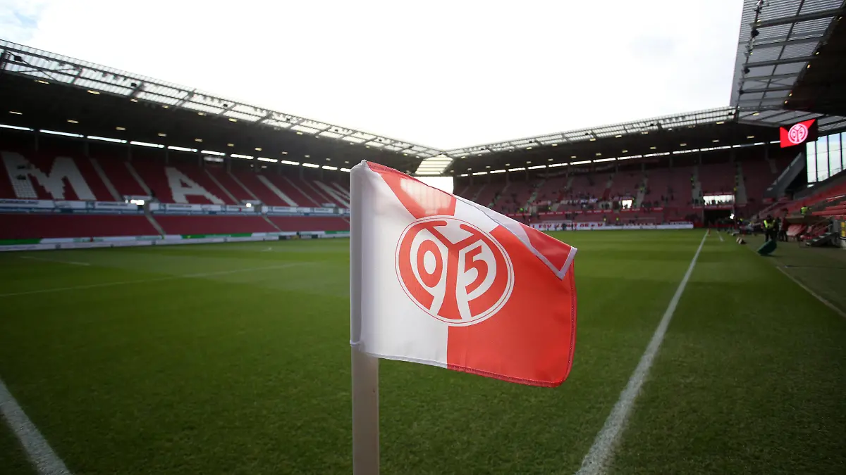 Mainz 05 Eckfahne weht im Wind, Fussball, 1. Bundesliga: 1. FSV Mainz 05 - Borussia Dortmund, 15. Spieltag am 14.12.2019, Saison 2019/20, ,m05, bvb, ZmdZ, ** Gemäß den Vorgaben der DFL Deutsche Fußball Liga ist es untersagt, in dem Stadion und/oder vom Spiel angefertigte Fotoaufnahmen in Form von Sequenzbildern und/oder videoähnlichen Fotostrecken zu verwerten bzw. verwerten zu lassen. // DFL regulations prohibit any use of photographs as image sequences and/or quasi-video. ** 1. FSV Mainz 05 - Borussia Dortmund *** Mainz 05 Corner flag blowing in the wind, football, 1 Bundesliga 1 FSV Mainz 05 Borussia Dortmund, 15 matchday on 14 12 2019, season 2019 20, ,m05, bvb, ZmdZ, According to the rules of the DFL German Football League it is prohibited, to use or have used photographs taken in the stadium and or from the match in the form of sequence images and or video-like photo sequences DFL regulations prohibit any use of photographs as image sequences and or quasi video 1 FSV Mainz 05 Borussia Dortmund