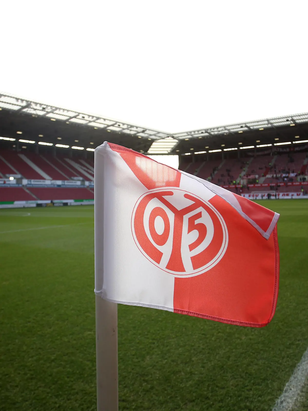  Mainz 05 Eckfahne weht im Wind, Fussball, 1. Bundesliga: 1. FSV Mainz 05 - Borussia Dortmund, 15. Spieltag am 14.12.2019, Saison 2019/20, ,m05, bvb, ZmdZ, ** Gemäß den Vorgaben der DFL Deutsche Fußball Liga ist es untersagt, in dem Stadion und/oder vom Spiel angefertigte Fotoaufnahmen in Form von Sequenzbildern und/oder videoähnlichen Fotostrecken zu verwerten bzw. verwerten zu lassen. // DFL regulations prohibit any use of photographs as image sequences and/or quasi-video. ** 1. FSV Mainz 05 - Borussia Dortmund *** Mainz 05 Corner flag blowing in the wind, football, 1 Bundesliga 1 FSV Mainz 05 Borussia Dortmund, 15 matchday on 14 12 2019, season 2019 20, ,m05, bvb, ZmdZ, According to the rules of the DFL German Football League it is prohibited, to use or have used photographs taken in the stadium and or from the match in the form of sequence images and or video-like photo sequences DFL regulations prohibit any use of photographs as image sequences and or quasi video 1 FSV Mainz 05 Borussia Dortmund