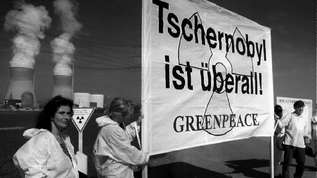 Rund 30 Greanpeace Aktivisten demonstrieren am Samstag vor dem Atomkraftwerk Gundremmingen gegen die Gefahren der Atomenergienutzung. Anlaesslich des zehnten Jahrestages der Reaktorkatastrophe von Tschernobyl kuendgten Umweltschuetzer bundesweit Kundgebunngen fuer den Ausstieg aus der Atomenergie an.