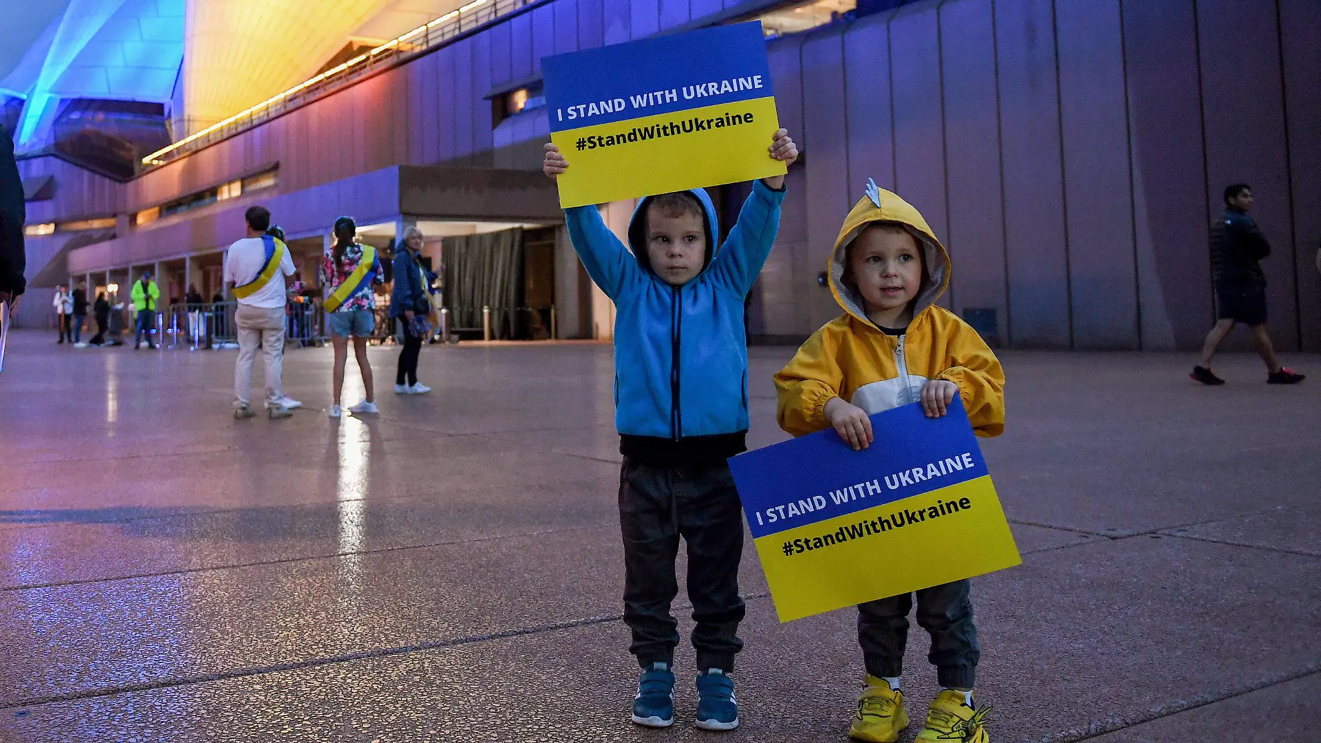 SOLIDARITY WITH UKRAINE SYDNEY, Ukrainian supporters gather in solidarity as the sails of the Sydney Opera House are lit up in the colours of the Ukrainian national flag in Sydney, Tuesday, March 1, 2022. ACHTUNG: NUR REDAKTIONELLE NUTZUNG, KEINE ARCHIVIERUNG UND KEINE BUCHNUTZUNG SYDNEY NSW AUSTRALIA PUBLICATIONxINxGERxSUIxAUTxONLY Copyright: xBIANCAxDExMARCHIx 20220301001629494956