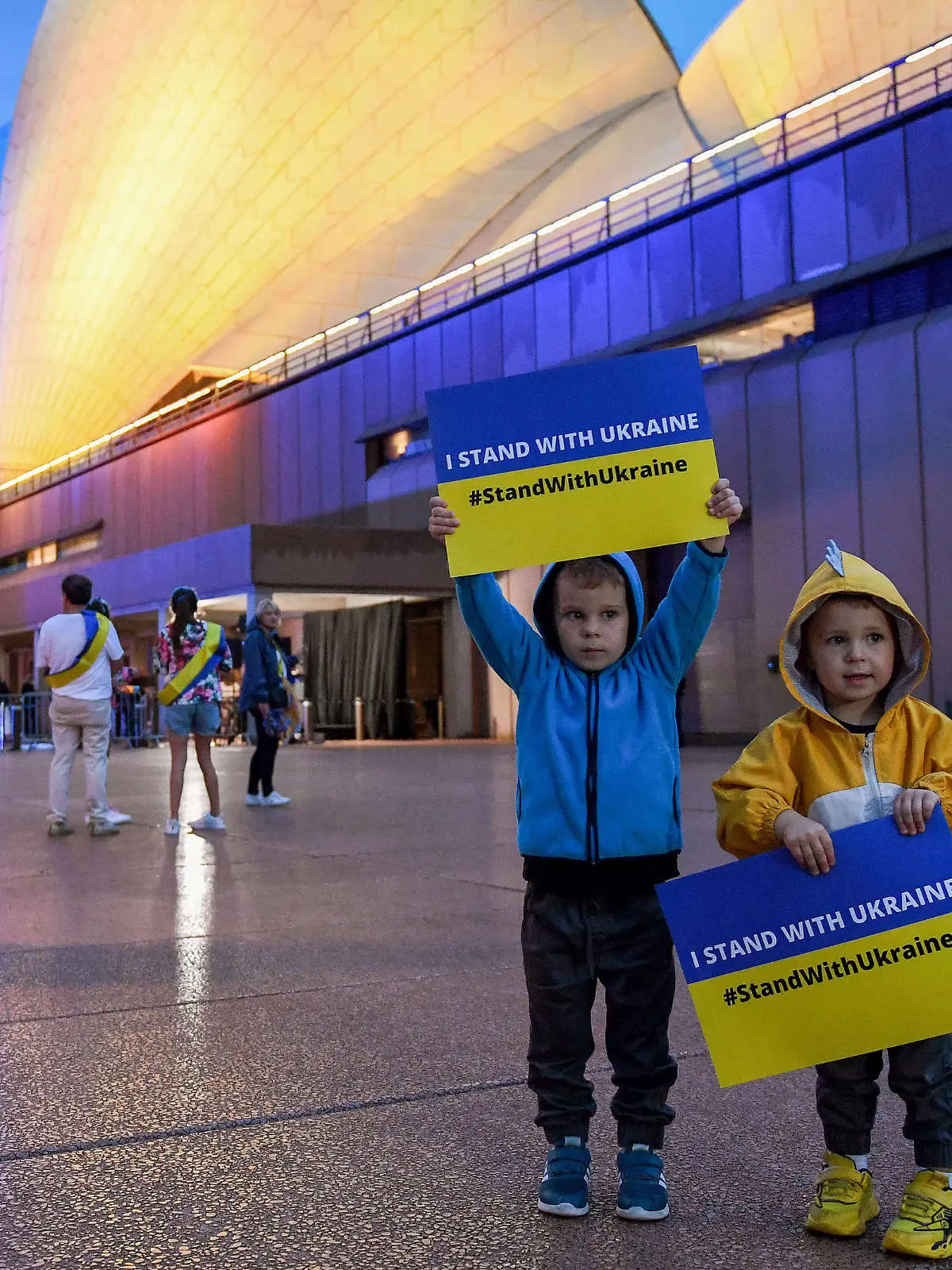  SOLIDARITY WITH UKRAINE SYDNEY, Ukrainian supporters gather in solidarity as the sails of the Sydney Opera House are lit up in the colours of the Ukrainian national flag in Sydney, Tuesday, March 1, 2022.  ACHTUNG: NUR REDAKTIONELLE NUTZUNG, KEINE ARCHIVIERUNG UND KEINE BUCHNUTZUNG SYDNEY NSW AUSTRALIA PUBLICATIONxINxGERxSUIxAUTxONLY Copyright: xBIANCAxDExMARCHIx 20220301001629494956