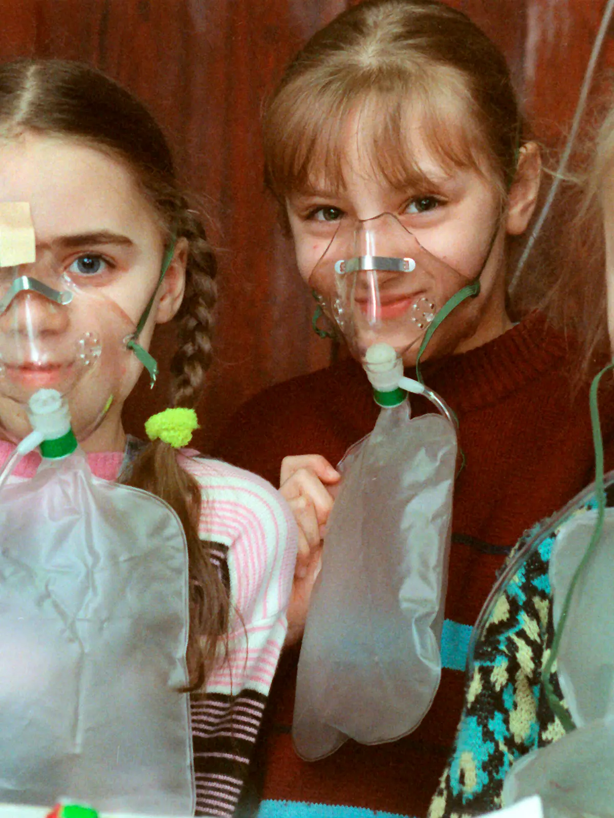 Wiga, Ina und Veronika (v.l.n.r.) aus dem Gebiet um Tschernobyl gehören zu 18 Kindern, die zu einer dreiwöchigen Kur in Leipzig weilten. Die Kinder im Alter von 7 bis 11 Jahren erhielten umfassende medizinische Betreuung. Dazu gehört auch eine Sauerstoffmehrschritttherapie, die eine Behandlung von anzunehmender Immunschwäche unterstützen soll. Träger des Aufenthaltes sind Gesellschaften und Sponsoren aus der ganzen BRD.      Foto: Waltraud Grubitzsch  +++(c) dpa - Report+++