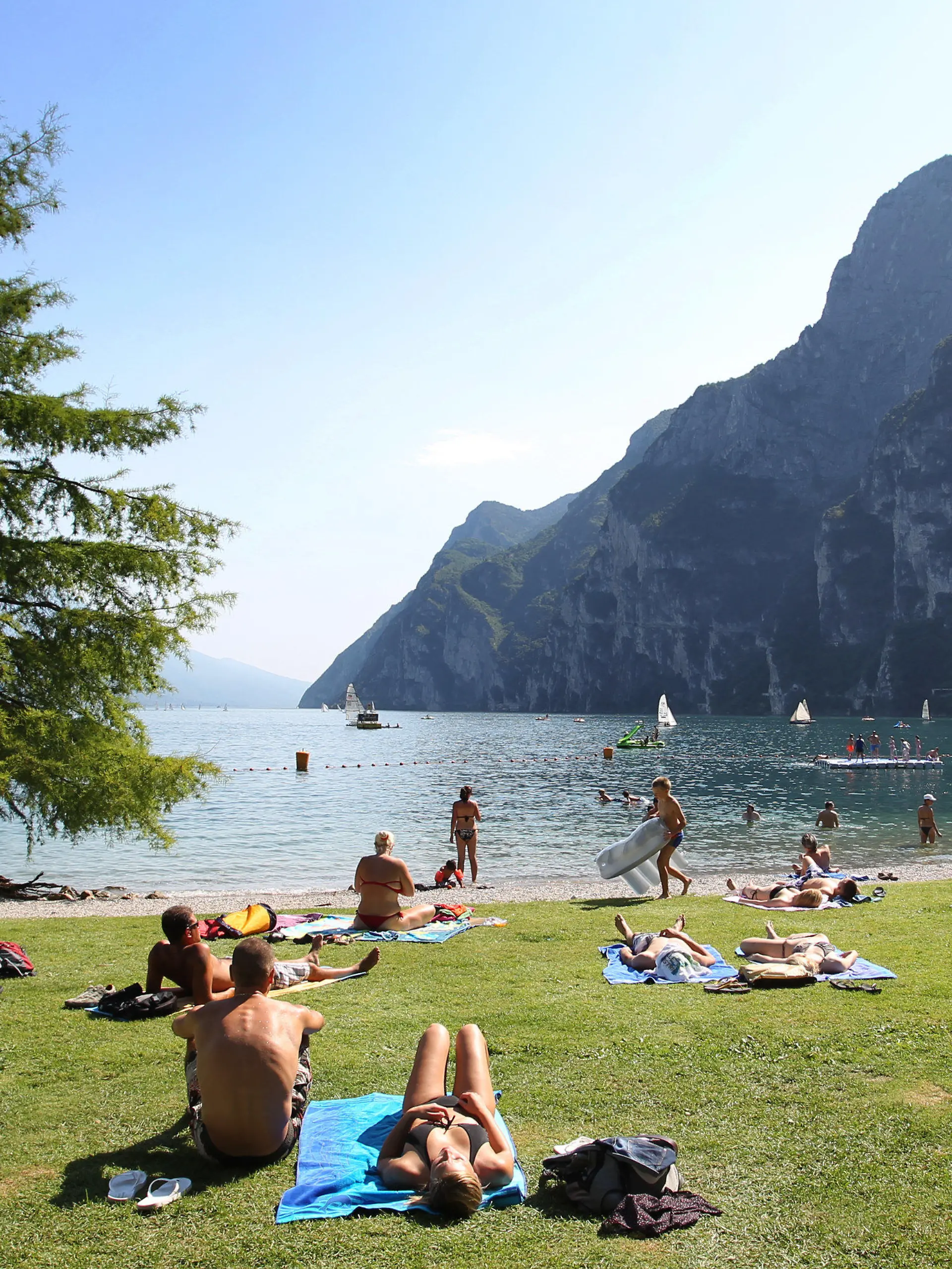 ARCHIV - 17.07.2012, Italien, Riva Del Garda: Touristen und Einheimische nehmen am Strand von Riva del Garda ein Sonnenbad. (zu dpa: "Gardasee wartet auf deutsche Touristen: Keine Masken am Strand") Foto: picture alliance / dpa +++ dpa-Bildfunk +++