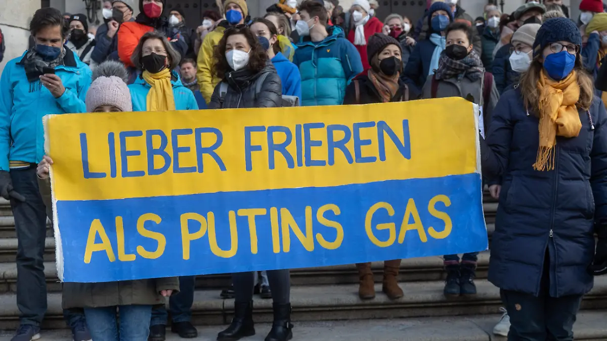 Demonstration for solidarity with Ukraine against Russia, Munich, Germany Participants with banner. On February 27, 2022, more than 2000 participants gathered at the Max-Joseph-Platz in Munich, Germany, to show their solidarity with Ukraine. The demonstrators demanded the immediate withdrawal of Russian troops, a political solution to the conflict, the support of the German government and immediate sanctions against Russia. Munich Bavaria Germany Copyright: xMaxxLudwigx-xmufkinnphotosxxxaalx