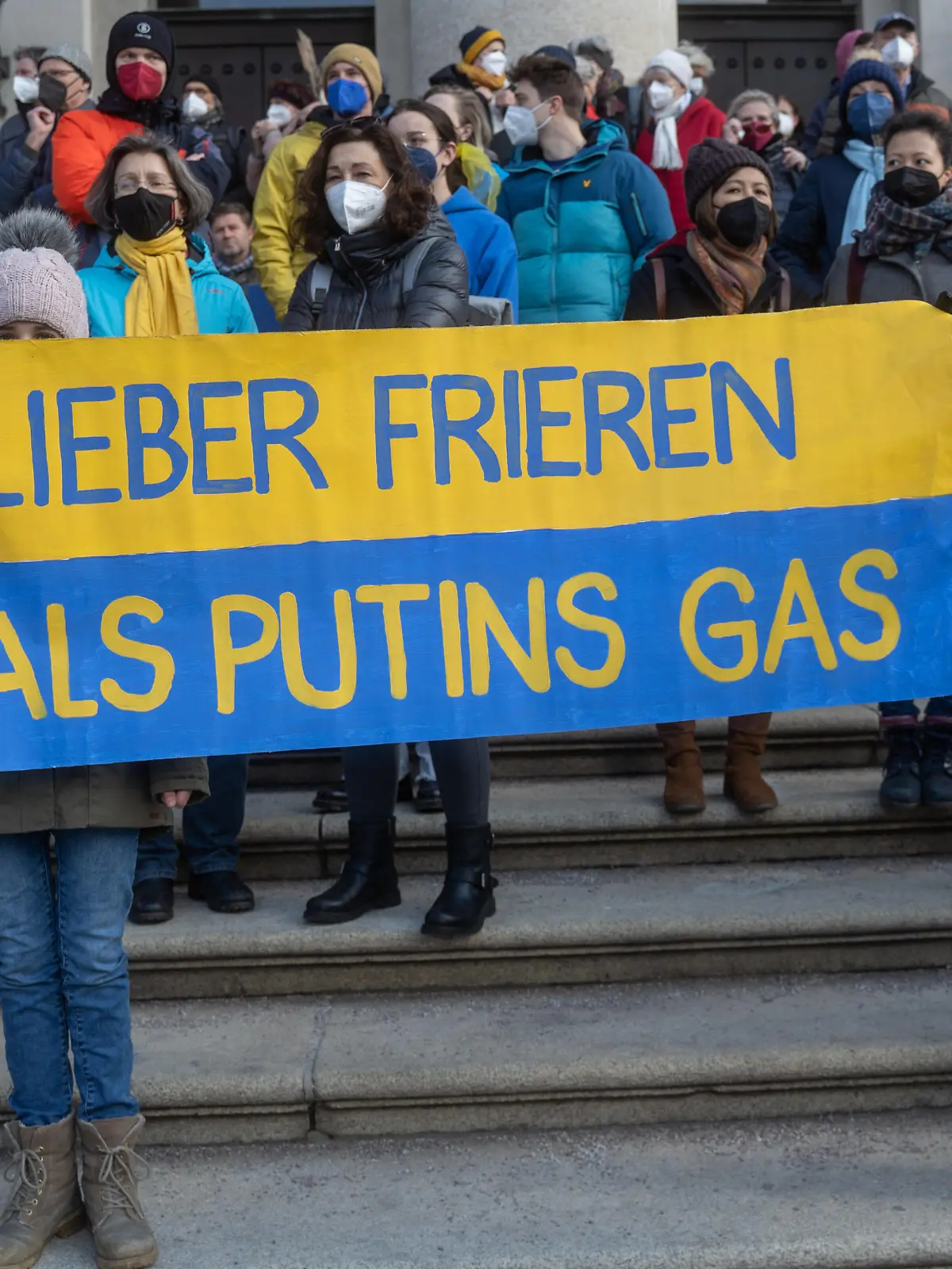  Demonstration for solidarity with Ukraine against Russia, Munich, Germany Participants with banner. On February 27, 2022, more than 2000 participants gathered at the Max-Joseph-Platz in Munich, Germany, to show their solidarity with Ukraine. The demonstrators demanded the immediate withdrawal of Russian troops, a political solution to the conflict, the support of the German government and immediate sanctions against Russia. Munich Bavaria Germany Copyright: xMaxxLudwigx-xmufkinnphotosxxxaalx