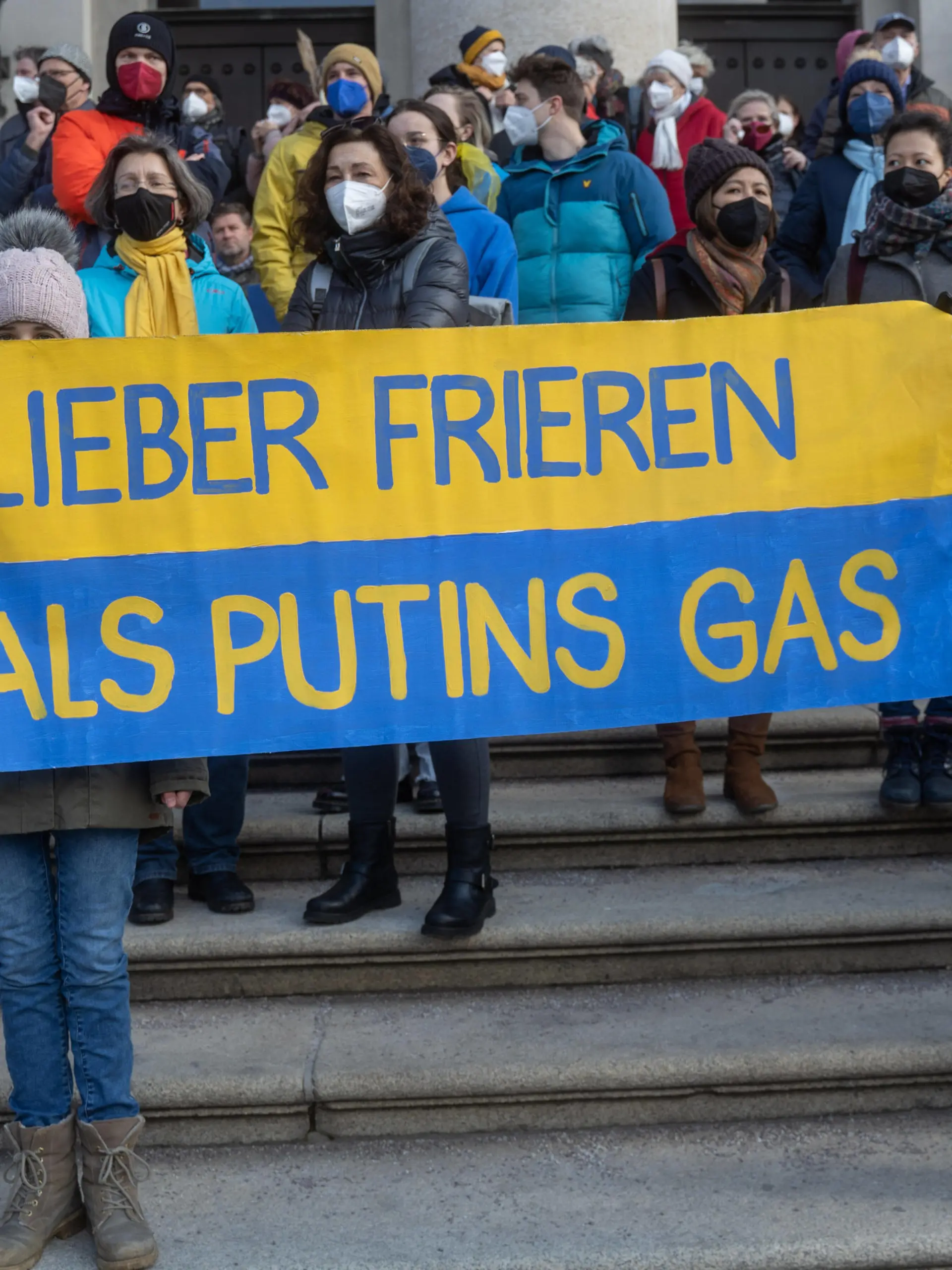  Demonstration for solidarity with Ukraine against Russia, Munich, Germany Participants with banner. On February 27, 2022, more than 2000 participants gathered at the Max-Joseph-Platz in Munich, Germany, to show their solidarity with Ukraine. The demonstrators demanded the immediate withdrawal of Russian troops, a political solution to the conflict, the support of the German government and immediate sanctions against Russia. Munich Bavaria Germany Copyright: xMaxxLudwigx-xmufkinnphotosxxxaalx