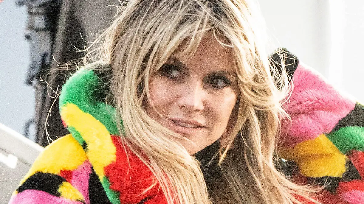 ARCHIV - 19.11.2020, Berlin: Heidi Klum steht bei Dreharbeiten zur 16. Staffel «Germany's next Topmodel» vor dem Hotel Adlon. (zu dpa: Heidi Klum hält bei «GNTM»-Start Verteidigungsrede) Foto: Kay Nietfeld/dpa +++ dpa-Bildfunk +++