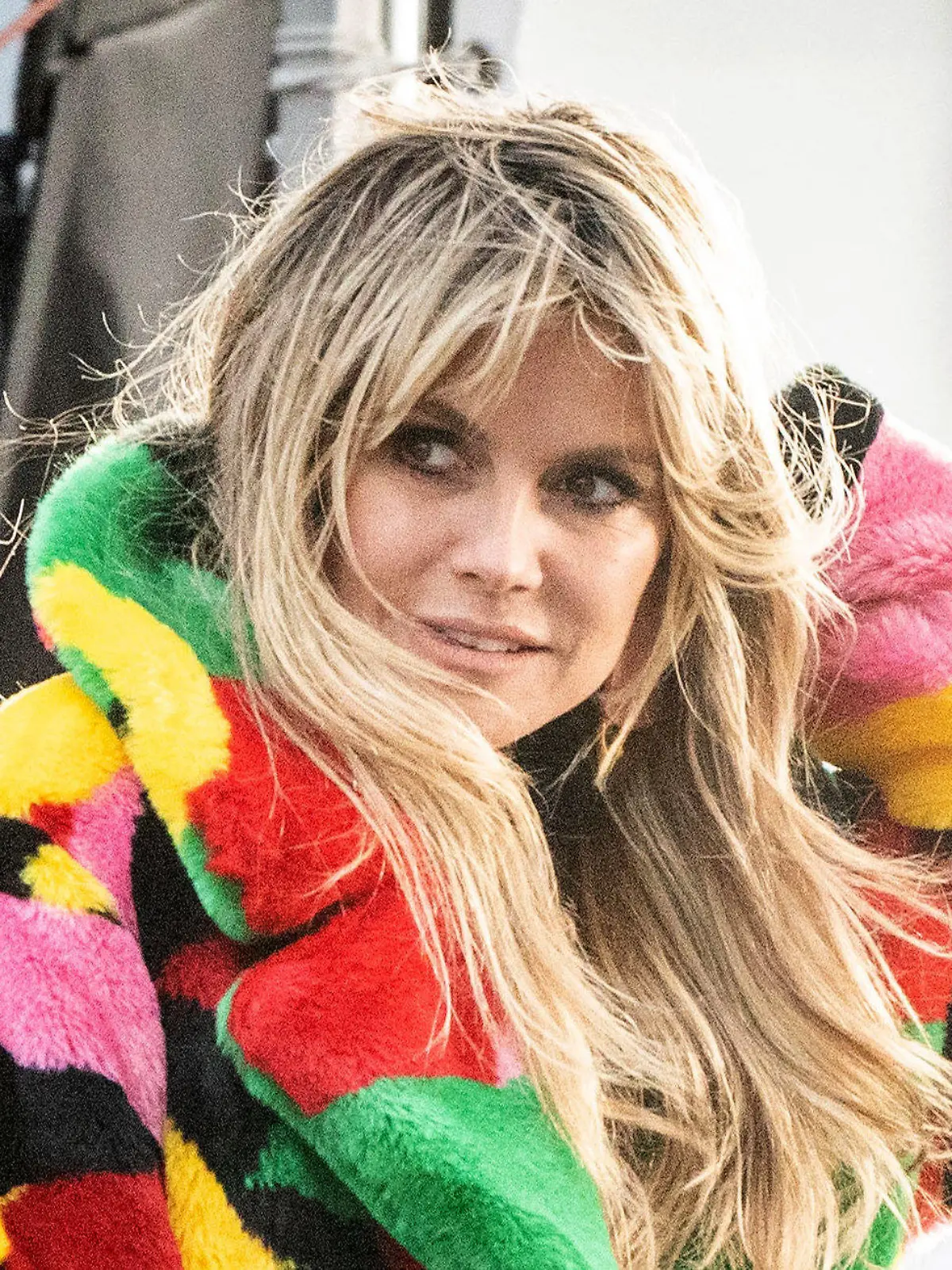 ARCHIV - 19.11.2020, Berlin: Heidi Klum steht bei Dreharbeiten zur 16. Staffel «Germany's next Topmodel» vor dem Hotel Adlon. (zu dpa: Heidi Klum hält bei «GNTM»-Start Verteidigungsrede) Foto: Kay Nietfeld/dpa +++ dpa-Bildfunk +++
