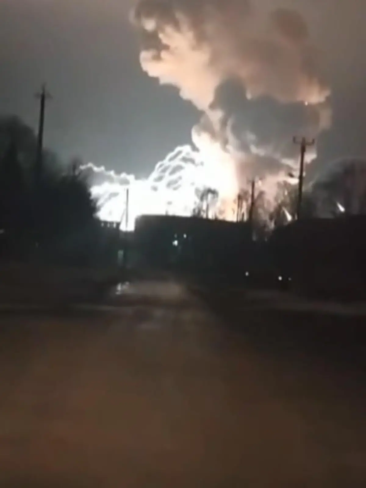 Eine Explosion erschüttert ein westrussisches Dorf bei Kursk. Augenzeugen filmen den riesigen Feuerball, der den Himmel erleuchtet.
