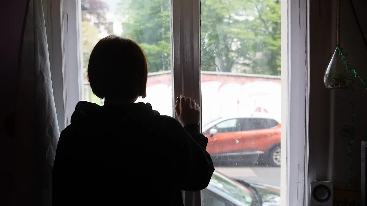 ARCHIV - 15.05.2021, Brandenburg, Potsdam: ILLUSTRATION - Eine Jugendliche blickt aus einem Fenster. Die Pandemie hat bei Kindern und Jugendlichen deutliche Spuren bei der psychischen und körperlichen Gesundheit hinterlassen. (zu dpa: «DAK: 2020 mehr ältere Jugendliche wegen Depressionen behandelt») Foto: Paul Zinken/dpa +++ dpa-Bildfunk +++