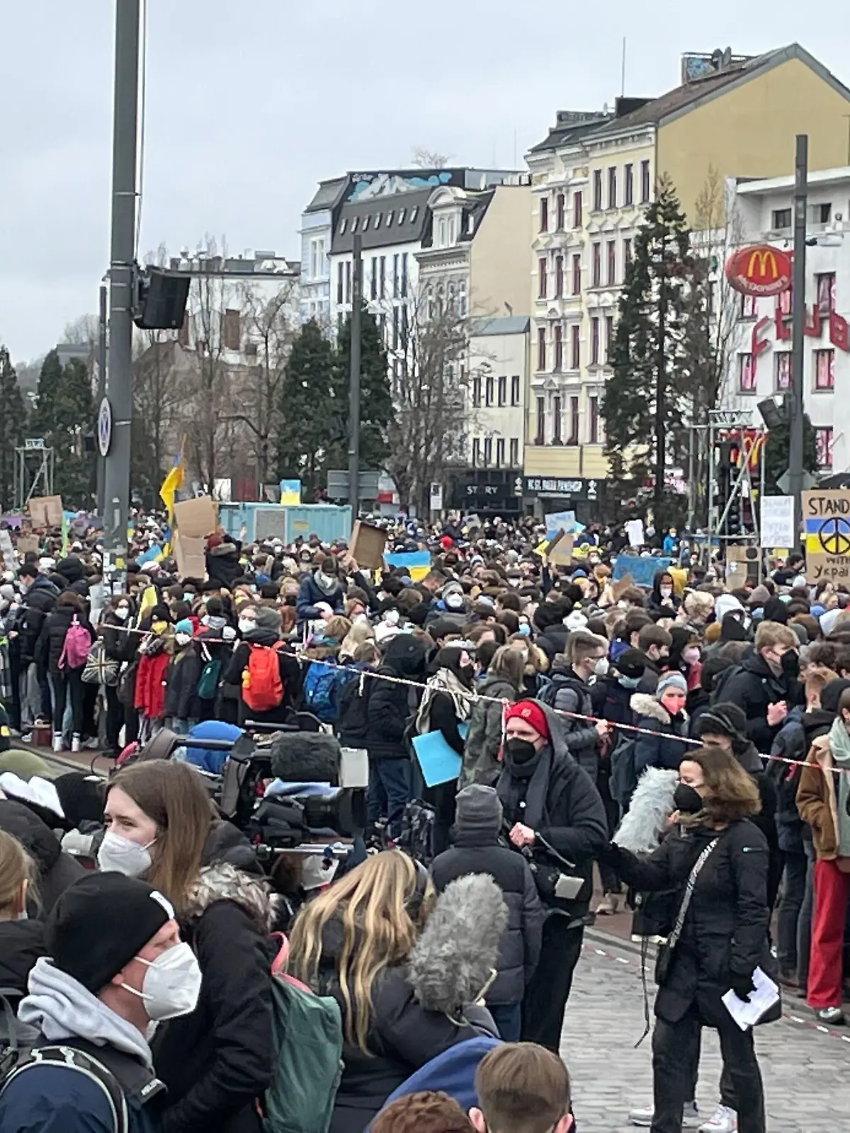 Die ersten Demonstrantinnen und Demonstranten versammeln sich in der Hamburger Innenstadt.