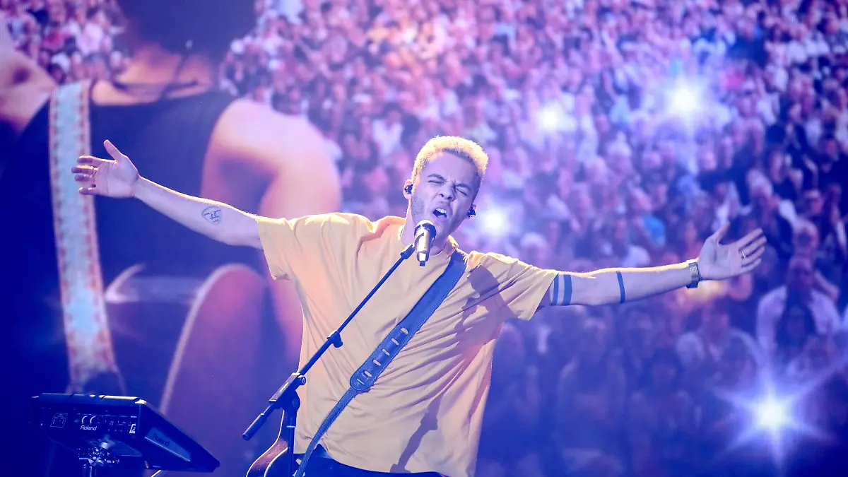 04.03.2022, Berlin: Malik Harris steht bei der Show «Germany 12 Points - der deutsche ESC-Vorentscheid» auf der Bühne. Bei der Live-Übertragung stellen die Kandidatinnen und Kandidaten ihre Songs vor. Am Ende steht fest, wer Deutschland beim Eurovision Song Contest (ESC) in Turin am 14. Mai vertritt. Foto: Britta Pedersen/dpa-POOL/dpa +++ dpa-Bildfunk +++