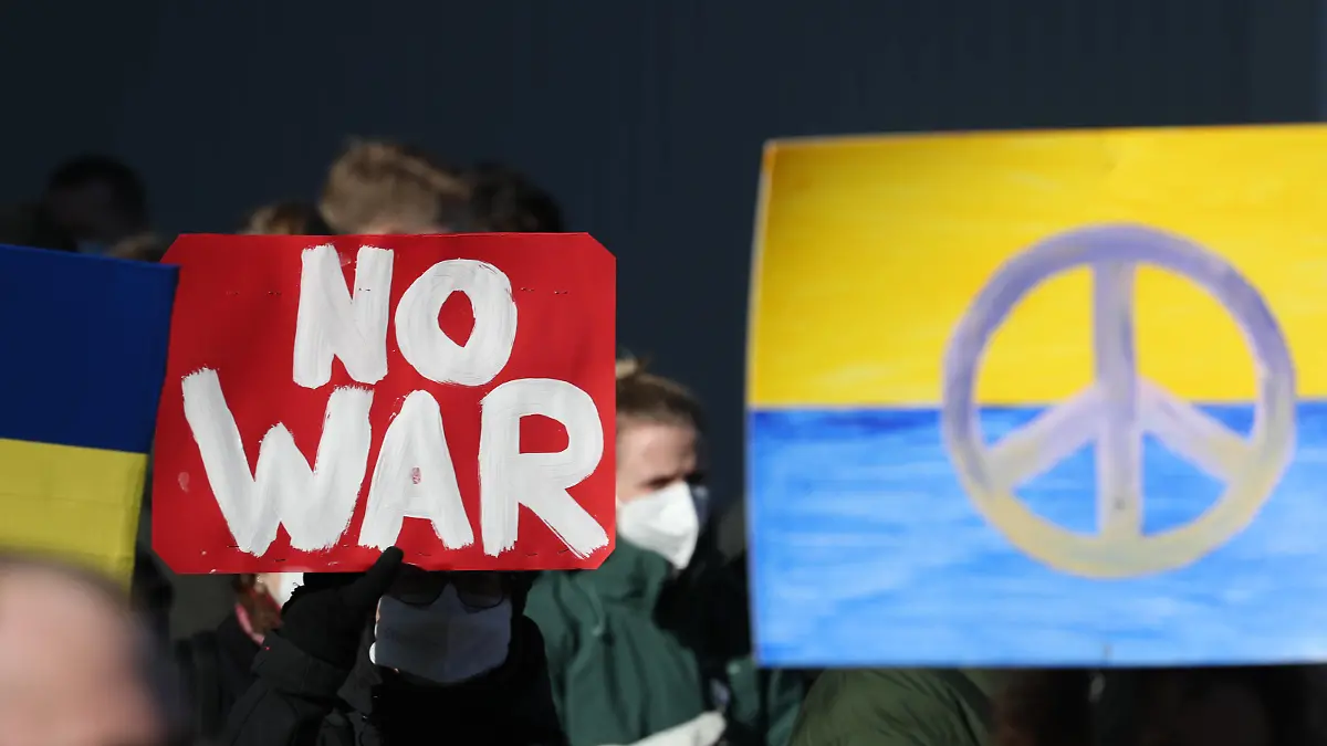  Niedersachsen, Hannover, Fridays for Future, hunderte Menschen demonstrierten gegen Russland-Ukraine Krieg vor dem Hauptbahnhof, Die Organisation Fridays for Future geht an diesem Donnerstag weltweit auf die Straße, um ihre Solidarität mit der Ukraine zu bekunden, *** Lower Saxony, Hanover, Fridays for Future, hundreds of people demonstrated against Russia Ukraine war in front of the main train station, The organization Fridays for Future takes to the streets worldwide this Thursday to express solidarity with Ukraine,