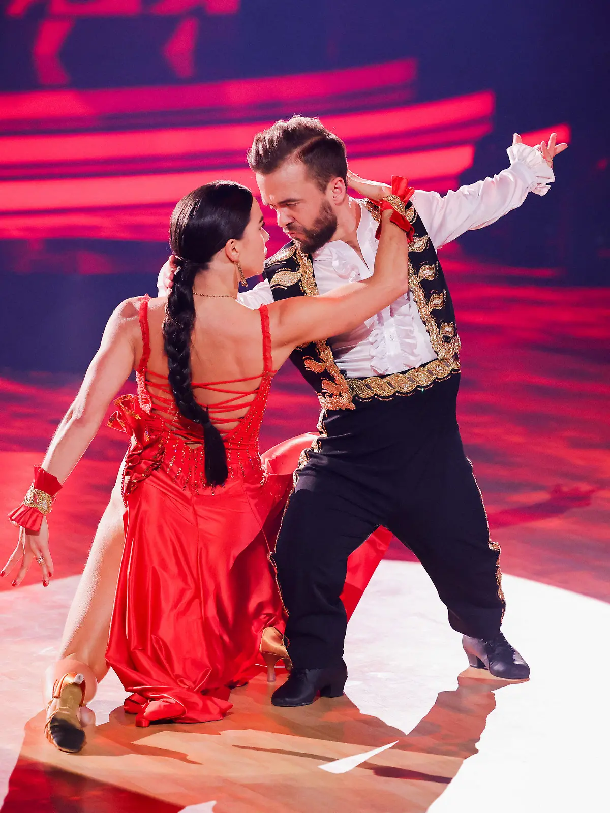 04.03.2022, Nordrhein-Westfalen, Köln: Mathias Mester, Sportler, und Renata Lusin, Profitänzerin, tanzen in der RTL-Tanzshow "Let's Dance im Coloneum. Foto: Rolf Vennenbernd/dpa +++ dpa-Bildfunk +++
