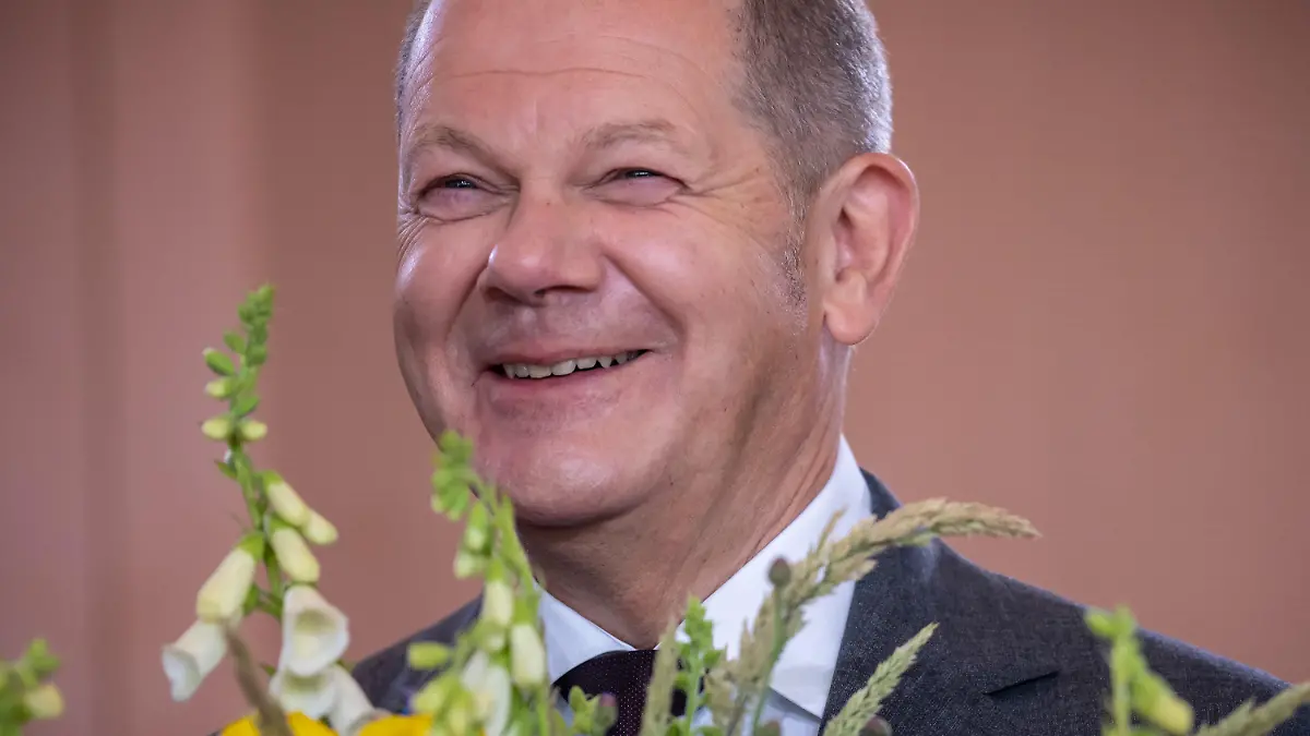 14.06.2023, Berlin: Bundeskanzler Olaf Scholz (SPD), freut sich über Blumen zum Geburtstag vor der Sitzung des Bundeskabinetts im Kanzleramt. Das Kabinett will eine Nationale Sicherheitsstrategie beschließen. Foto: Michael Kappeler/dpa +++ dpa-Bildfunk +++