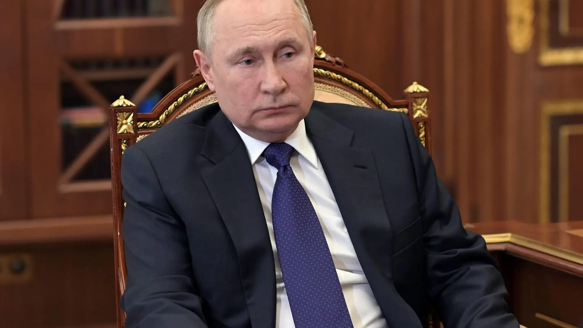 News Bilder des Tages Russland, Wladimir Putin trifft Alexander Beglow, Gouverneur von St. Petersburg Russia Putin 8129304 01.03.2022 Russian President Vladimir Putin attends a meeting with St. Petersburg Governor Alexander Beglov at the Kremlin in Moscow, Russia. Aleksey Nikolskyi / Sputnik Moscow Russia PUBLICATIONxINxGERxSUIxAUTxONLY Copyright: xAlekseyxNikolskyix