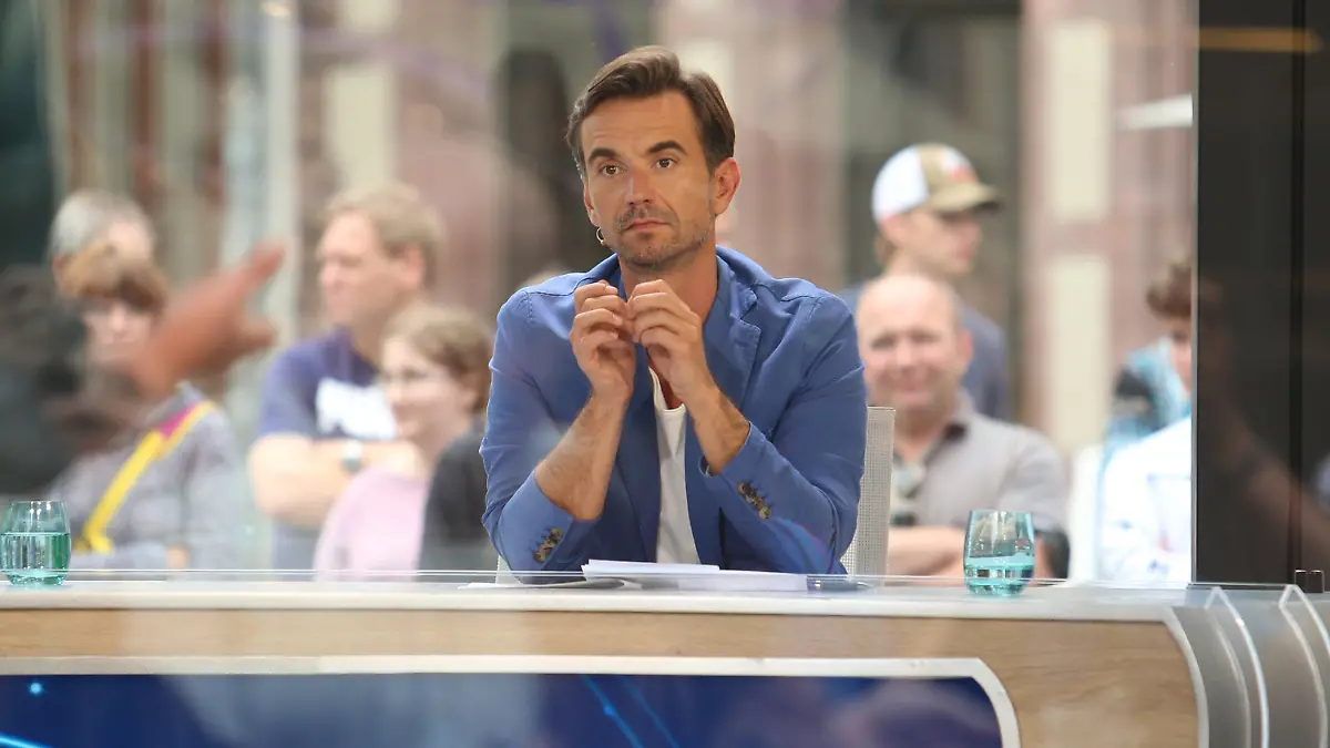 ARCHIV - 22.07.2021, Sachsen-Anhalt, Wernigerode: Schlagerstar Florian Silbereisen, Mitglied der neuen Jury der RTL-Castingshow «Deutschland sucht den Superstar» (DSDS), sitzt bei der Aufzeichnung der Castings in einem Glaskasten mitten auf dem Marktplatz von Wernigerode im Harz, während hunderte Fans der bekannten RTL-Castingshow von draußen zuschauen. (zu dpa TV-Quoten: Florian Silbereisen schwächelt, Dschungelcamp stark) Foto: Matthias Bein/dpa-Zentralbild/dpa +++ dpa-Bildfunk +++