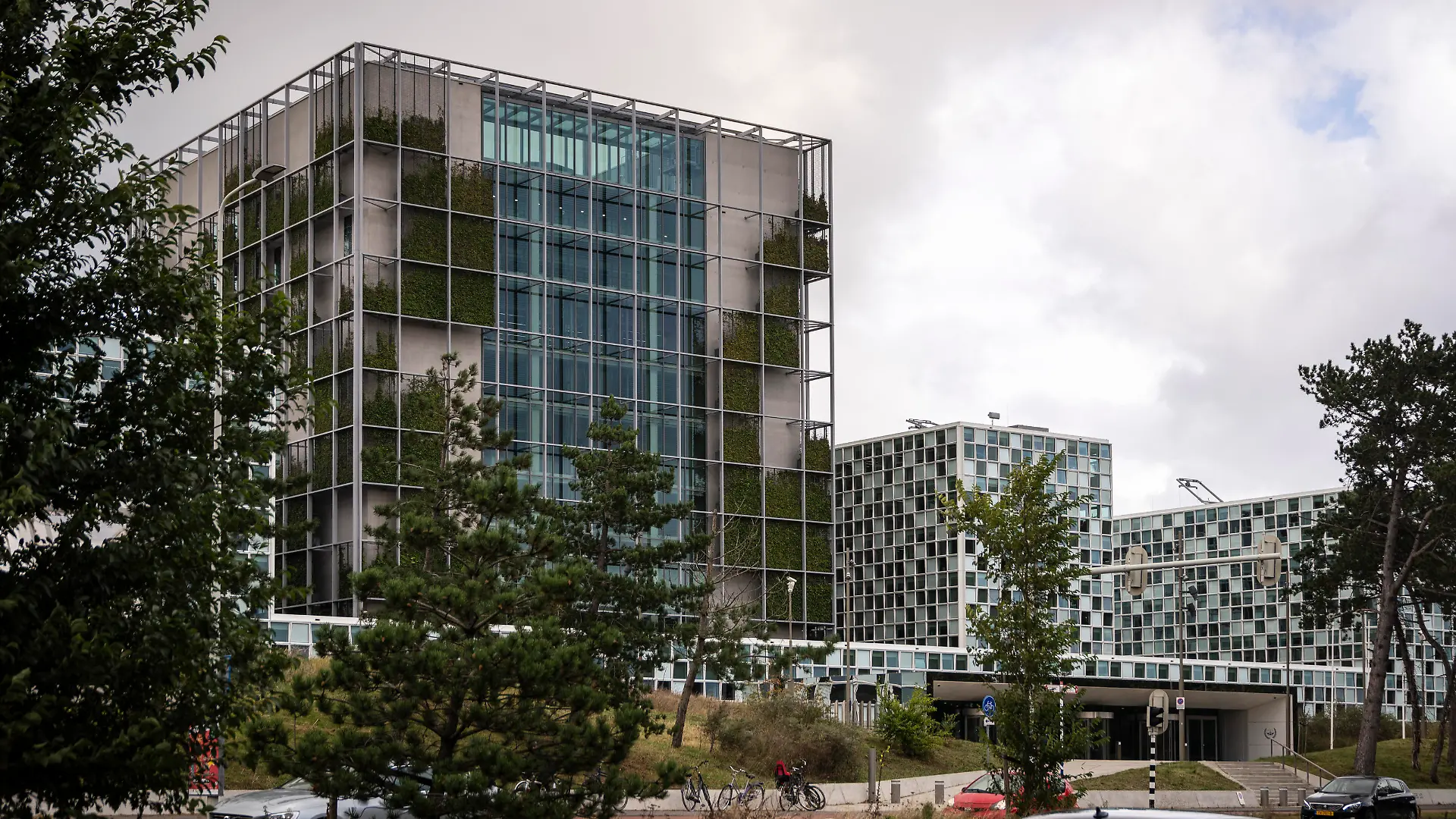 Ein moderner Neubau aus Glas und Beton im Stadtteil Scheveningen von Den Haag (Niederlande) ist seit April 2016 Sitz des Internationalen Strafgerichtshofs (IStGH). Der durch einen völkerrechtlichen Vertrag1998 auf Dauer eingerichtete IStGH ist kein Teil der Vereinten Nationen. (22.10.2021)