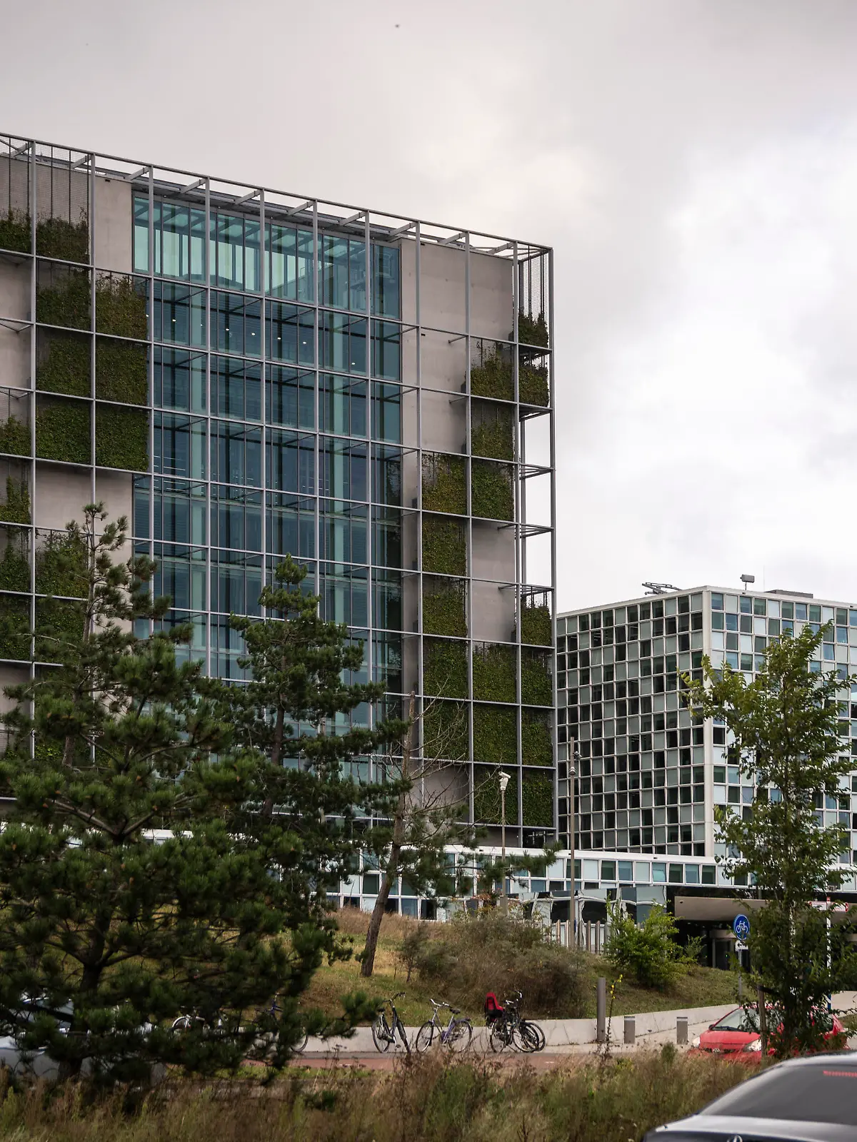 Ein moderner Neubau aus Glas und Beton im Stadtteil Scheveningen von Den Haag (Niederlande) ist seit April 2016 Sitz des Internationalen Strafgerichtshofs (IStGH). Der durch einen völkerrechtlichen Vertrag1998 auf Dauer eingerichtete IStGH ist kein Teil der Vereinten Nationen. (22.10.2021)