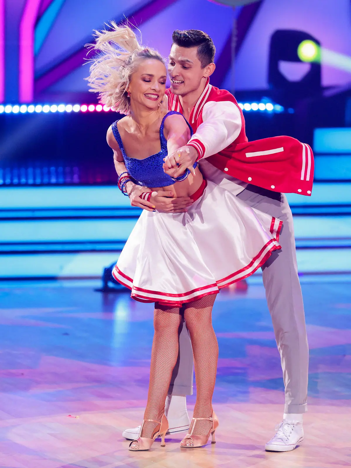 04.03.2022, Nordrhein-Westfalen, Köln: Janin Ullmann, Schauspielerin, und Zsolt Sandor Cseke, Profitänzer, tanzen in der RTL-Tanzshow "Let's Dance" im Coloneum. Foto: Rolf Vennenbernd/dpa +++ dpa-Bildfunk +++