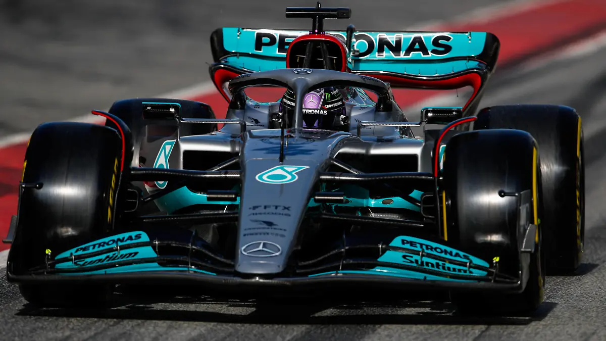 Sport Themen der Woche KW08 Sport Bilder des Tages Formula 1 2022: Barcelona February testing CIRCUIT DE BARCELONA-CATALUNYA, SPAIN - FEBRUARY 23: Sir Lewis Hamilton, Mercedes W13 during the Barcelona February testing at Circuit de Barcelona-Catalunya on Wednesday February 23, 2022 in Barcelona, Spain. Photo by Zak Mauger / LAT Images Images PUBLICATIONxINxGERxSUIxAUTxHUNxONLY F122T01_135607_56I3215
