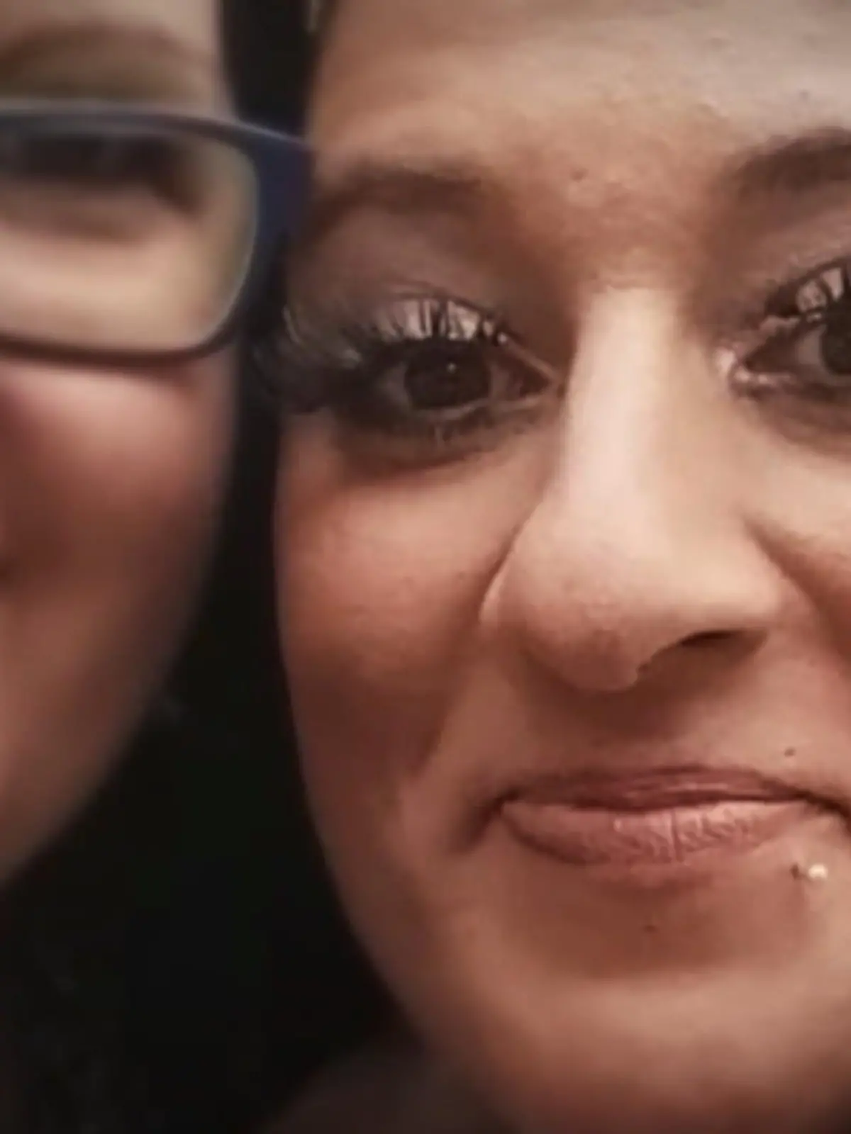 Unermüdlicher Kampf aus Liebe zur Schwester!
Sie gibt nicht auf: Jenny aus Hessen. Vor knapp einem Jahr ist ihre Schwester Samira verschwunden. Auch heute noch verteilt sie Flugblätter mit dem Fahndungsfoto der damals 34-Jährigen, wo es nur geht. Sie hofft weiter auf Hinweise aus der Bevölkerung. Was die Ungewissheit mit ihr macht, verrät sie im RTL-Interview.