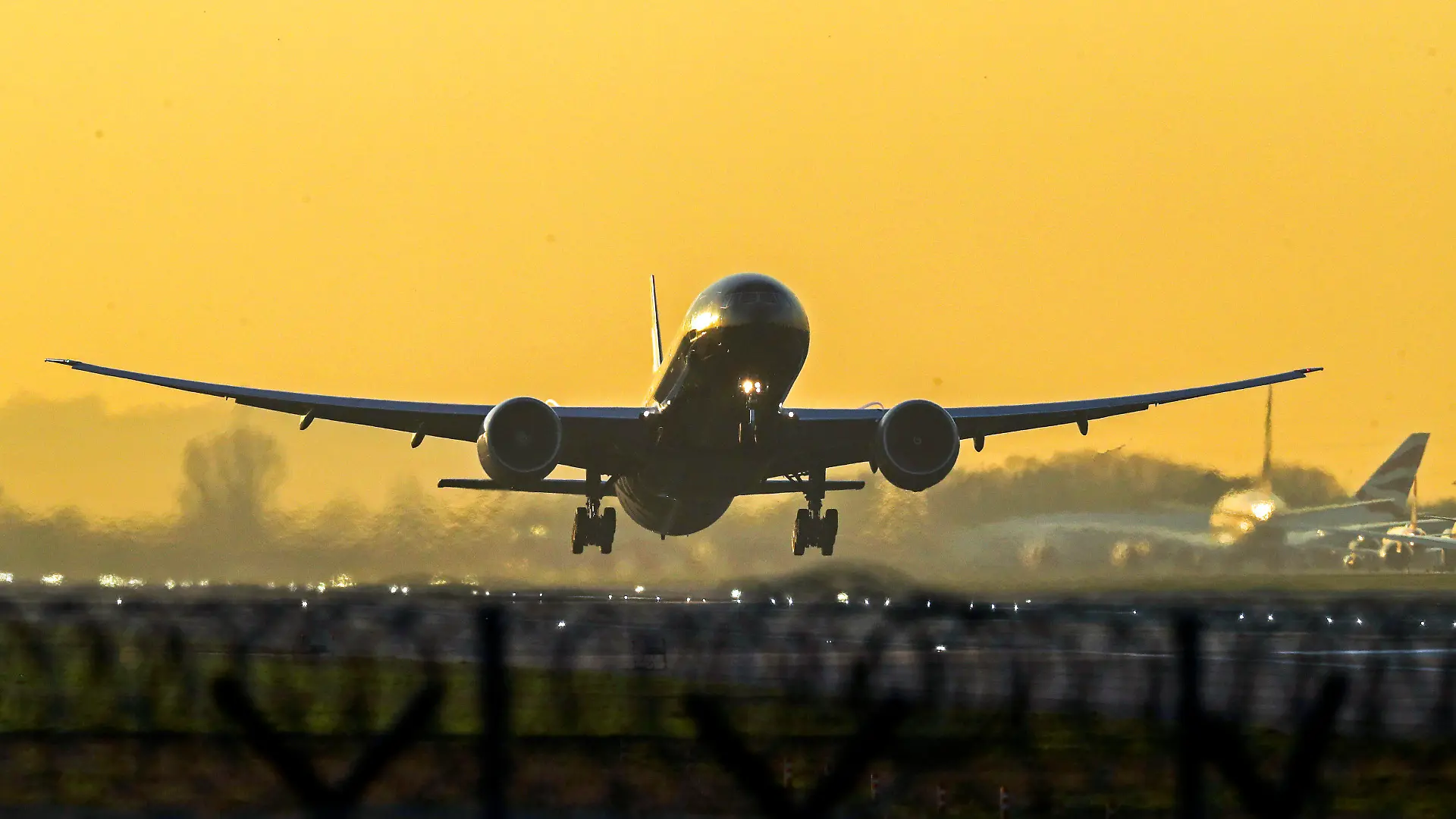 06.02.2020, Großbritannien, London: Ein Flugzeug startet vom Flughafen London Heathrow. Foto: Steve Parsons/PA Wire/dpa +++ dpa-Bildfunk +++