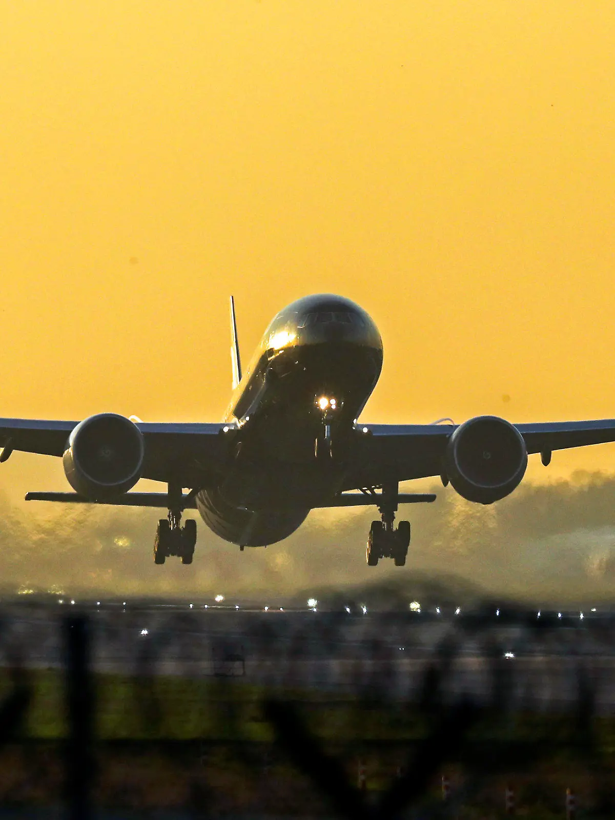 06.02.2020, Großbritannien, London: Ein Flugzeug startet vom Flughafen London Heathrow. Foto: Steve Parsons/PA Wire/dpa +++ dpa-Bildfunk +++