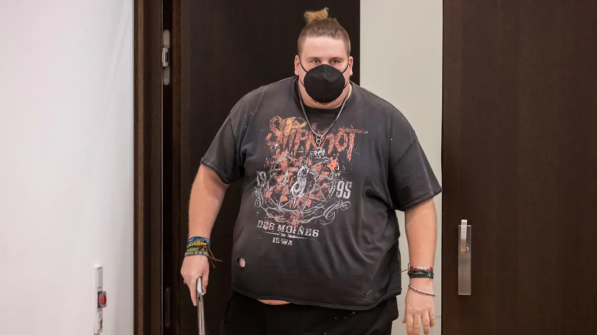 21.10.2021, Bayern, Nürnberg: Der wegen Körperverletzung angeklagter Youtuber "Drachenlord" trifft zu Prozessbeginn mit Mund-Nase-Bedeckung im Sitzungssaal des Strafjustizzentrums des Landgerichts Nürnberg-Fürth ein. Der 32-jährige Mann muss sich wegen gefährlicher Körperverletzung und anderer Delikte sowie Verleumdung und Beleidigungen von Polizisten vor dem Gericht verantworten. Foto: Daniel Karmann/dpa +++ dpa-Bildfunk +++