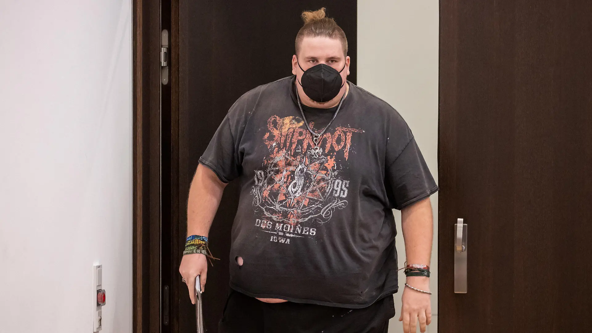 21.10.2021, Bayern, Nürnberg: Der wegen Körperverletzung angeklagter Youtuber "Drachenlord" trifft zu Prozessbeginn mit Mund-Nase-Bedeckung im Sitzungssaal des Strafjustizzentrums des Landgerichts Nürnberg-Fürth ein. Der 32-jährige Mann muss sich wegen gefährlicher Körperverletzung und anderer Delikte sowie Verleumdung und Beleidigungen von Polizisten vor dem Gericht verantworten. Foto: Daniel Karmann/dpa +++ dpa-Bildfunk +++
