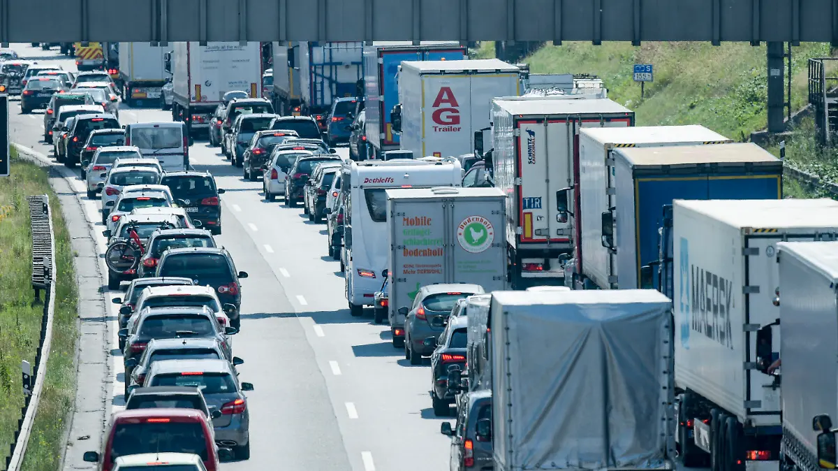 26.06.2020, Hamburg: Fahrzeuge stehen auf der Autobahn A7 vor dem Elbtunnel im Stau. Der ADAC warnt vor einem Stau-Wochenende an dem neben Hamburg, Berlin, Brandenburg und Nordrhein-Westfalen in die Sommerferien starten. Foto: Axel Heimken/dpa +++ dpa-Bildfunk +++